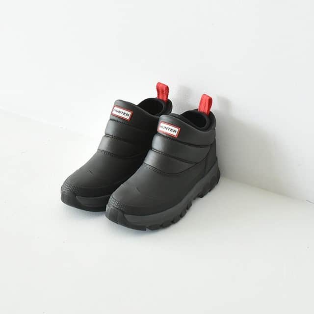 のインスタグラム：「. 悪天候の日も足取り軽やか♪「HUNTER｜W's ORIGINAL INSULATED SNOW BOOTIES」 . ─────────────────── キナリノアプリでは素敵な情報とアイテムを、 毎日お届けします。 →ダウンロードはプロフィールリンクから ─────────────────── . アンクル丈のブーツはボトムスとの相性も良く、コーディネートのバランスが取りやすいのがポイント。防水性と保温性に優れたアッパーに、柔らかなフリース素材のライナーが足を優しく包み込んでくれます。 履き口部分は二重になっているので冷気をシャットアウト！ カラーはblackの1色展開。 とても軽量で長時間履いても疲れにくく、歩きやすさも兼ね備えた一足です＊ . ▶︎こちらのアイテムはキナリノアプリで販売中！ 「お買いもの」→「インスタグラム掲載」から、インスタグラムでご紹介したアイテムをご覧頂けるようになりました。 アプリを最新版にアップデートのうえ、お買い物をお楽しみください。 . #ブーツ #足元 #おでかけ #寒さ対策 #ファッション #コーディネート #Crouka #HUNTER #BOOTIES #ootd #instafashion #丁寧な暮らし #暮らし #キナリノモール #キナリノ . https://kinarino-mall.jp/item-28850」