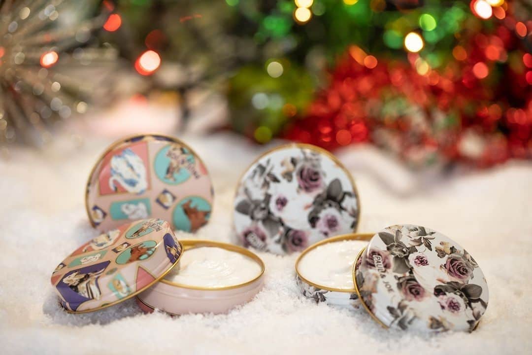 のインスタグラム：「・⠀ The easiest gift to give this holiday season. ⠀ Be it for the design, the coveted fragrances, or the deep hydration, whoever you’re giving one of these hand creams to is going to love it☆⠀ ⠀ ■MOISTURIZING HAND CREAM II ⠀ Translucency of flowers and purity of snow⠀ “Winter floral musky” ⠀ ⠀ ■MOISTURIZING HAND CREAM III⠀ The gorgeousness of a bouquet, and gentleness of wood⠀ “Herbal floral”⠀ ⠀ *Check your local market for availability*⠀ ⠀ #PaulandJoe #paulandjoebeaute #ポールアンドジョー #ポールアンドジョー #クリスマスコフレ #クリスマスコフレ2019 #ハンドクリーム #保湿 #限定コスメ #happyholidays #Christmas #handcream #moisture #catofinstagram #holidaymakeup #holidaycollection #holidaygifts #holiday #gift #ギフト #クリスマス #LetitSnow」
