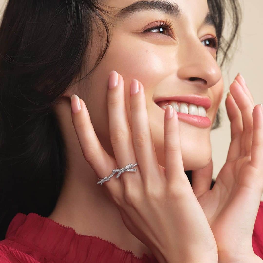 のインスタグラム：「2019 Holiday ”fairy tale” . 甘すぎないクールな印象のリボンをモチーフにしたリュバンダイヤモンドリング🎀✨ 大人の女性にも着けやすいデザインに仕上げました💕 . #AHKAH #jewelry #newcollection #2019holiday #fairytale #アーカー #ジュエリー #フェアリーテール #ホリデー #クリスマス #クリスマスプレゼント」