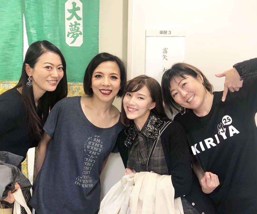 彩星りおんのインスタグラム：「Big Fish観劇🐟﻿🐏 ﻿ きりさん、美しさに益々磨きがかかって眩しかった✨﻿ ゆうきと2人、終始うっとりでした。﻿ 今まで私の中できりさんは暖色のイメージでしたが今日ハッキリと分かりました。﻿ 青もめちゃめちゃ似合う💙﻿ ﻿ そして川平慈英さんのパワフルなパフォーマンスには終始圧倒されました！﻿ 個人的にはNHKのコレナンデ商会を娘と楽しく拝見しているので、生Jayさんを舞台で観られたのが凄く嬉しかったです😂﻿ きりさんと慈英さん、とてもお似合いの夫婦でした。あんな夫婦になりたいな、と。﻿ Big Fish、とても好きな作品の一つになりました。﻿ ﻿ 楽屋ではきりさんのディナーショーでお世話になったヘアメイクのキムちゃんにも会えました💓﻿ KIRIYA Ｔシャツ着てるーーー✨﻿ ﻿ ﻿ #BigFish﻿ #霧矢大夢さん﻿ #中原由貴﻿ #彩星りおん﻿ #BeTheHero」