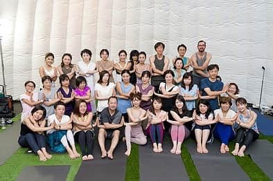 麻亜里さんのインスタグラム写真 - (麻亜里Instagram)「9月に開催されたアジア最大級のヨガイベント ヨガフェスタ🧘‍♀️ お写真をいただいたのでアップします☺️🙏 @yogaworkscojp  のマットは安定していて滑りにくい。そして軽い✨ 自分の練習用マットもヨガワークス。 夏に開催したビーチヨガのマットもヨガワークスのマットでした🥰  私なりのペースで少しずつ少しずつヨガの素晴らしさを伝えられたらなと思います🥰 焦らずのんびりしすぎずほどほどに〜👍🏻👍🏻 . #MAARIヨガ　#ヨガフェスタ　#ヨガイベント　#ヨギーニ　#ヨガマット」11月8日 18時16分 - maari.0108