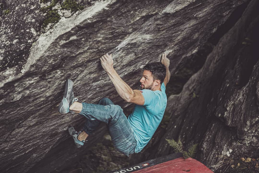 のインスタグラム：「Trying hard faces in Ticino 🤪- no ascents, just sore muscles and wet rocks. But sun will be out tomorrow...so guns out too?💪🏻😁👉🏻💨 📸: @lenadrapella • @ocun.climbing @scarpaspa @vibram」