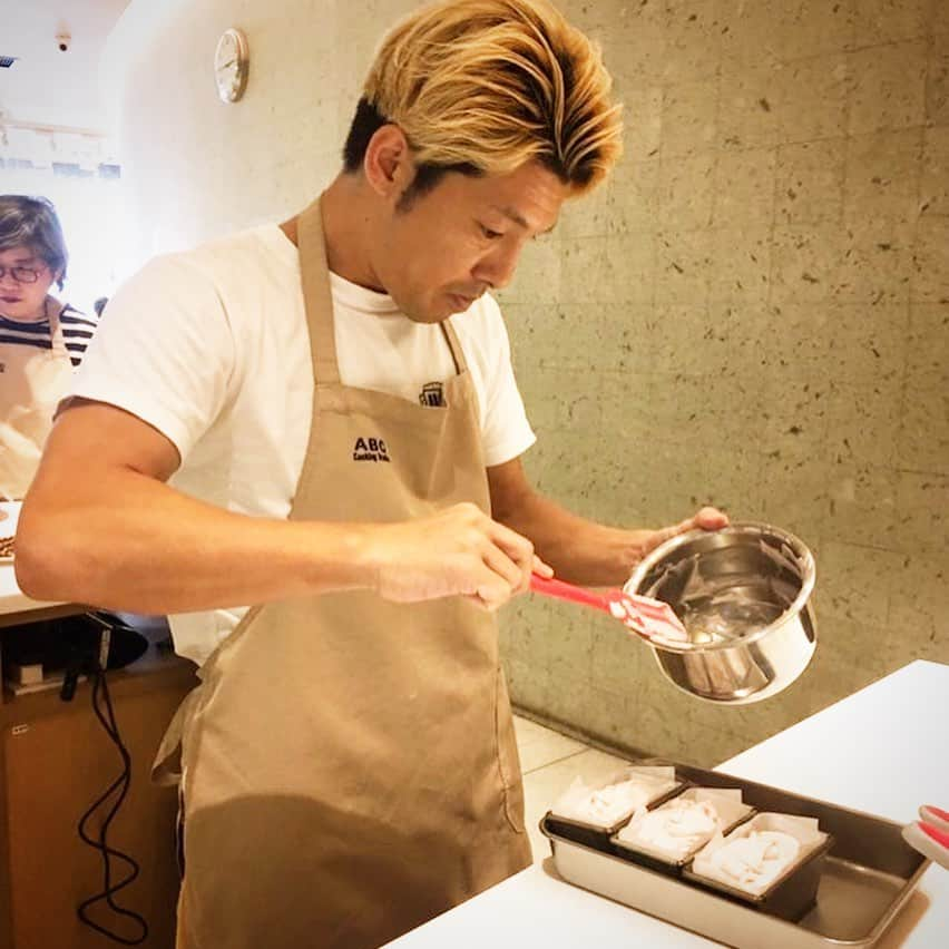 馬場悠企さんのインスタグラム写真 - (馬場悠企Instagram)「ABC Cookingにお邪魔させて頂きました‼︎ 今回はレアチーズケーキ作りでした。  不動の人気であるチーズケーキが本格的に作れてめっちゃ美味しく出来上がった❗️ ちょっと胸板あって、ちょっと腕太くてもデザート作りできるんやと知っていただけましたか😁？ 次何作ろうか‼︎ #abccooking #abcクッキング #bangkok #バンコク #デザート作り #レアチーズケーキ #不動の人気 #オフの過ごし方 #バンコク生活 #エンジョイバンコク #twitter #facebook #instagram」11月8日 18時11分 - yuki_bamba32