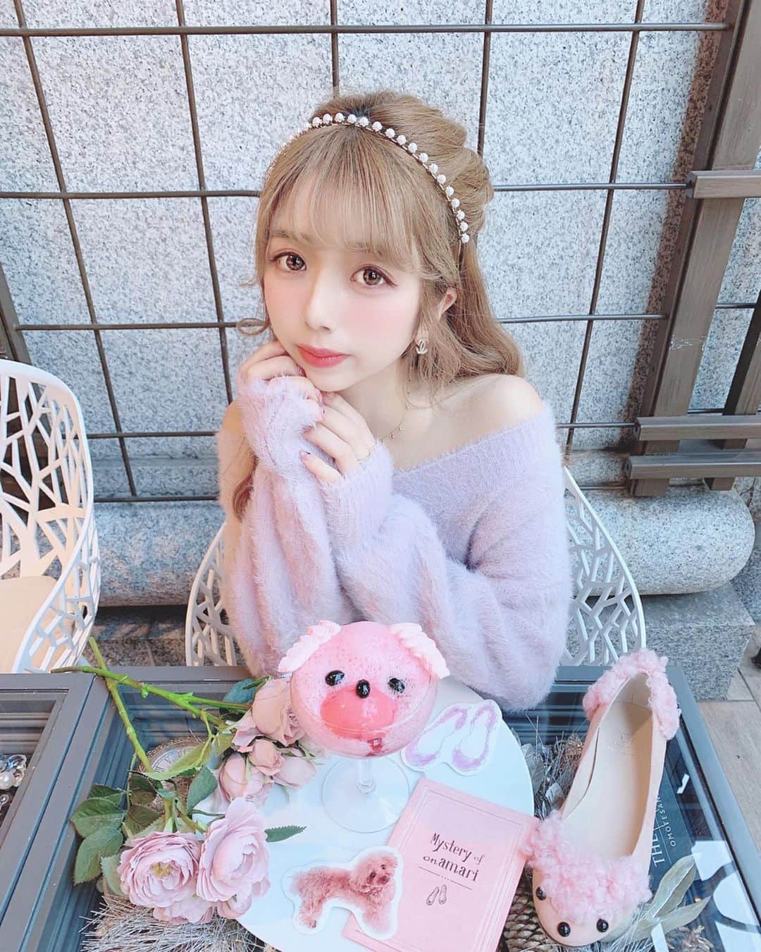 のインスタグラム：「🐩💌💕💫 . ふわもこ"アマリ"のピンクベリーパフェ💓 いっちゃんとさきぼんちゃんとあやぽむちゃんと 一緒に行ってきたよぉ〜💖💖💖 . ジュースブランドのHIMIKOさん @himiko_shoes と ストリングス表参道さんのコラボ❣️❣️❣️ @stringsomotesandoh . 可愛いすぎるよね🧁🐩💕 いちごがたっぷり入っててとローズ系の ベリーパフェなので甘すぎず さっぱりと食べれるよー💘💘 . 11月5日〜12月2日までの 期間限定なのでぜひ行ってみて🍒💫 . ニットワンピースは @xsrokux 🎀 プードルちゃんに合わせてフワフワの シャギーニットワンピ合わせてみたよ🧶 1000円引きクーポンコード：sr64 . #表参道カフェ #表参道ランチ #東京スイーツ #東京カフェ巡り #ストリングス表参道 #いちご #パフェ #プードル #ニット #トイプードル #ベリー #スイーツ巡り #sróku #srokucode」