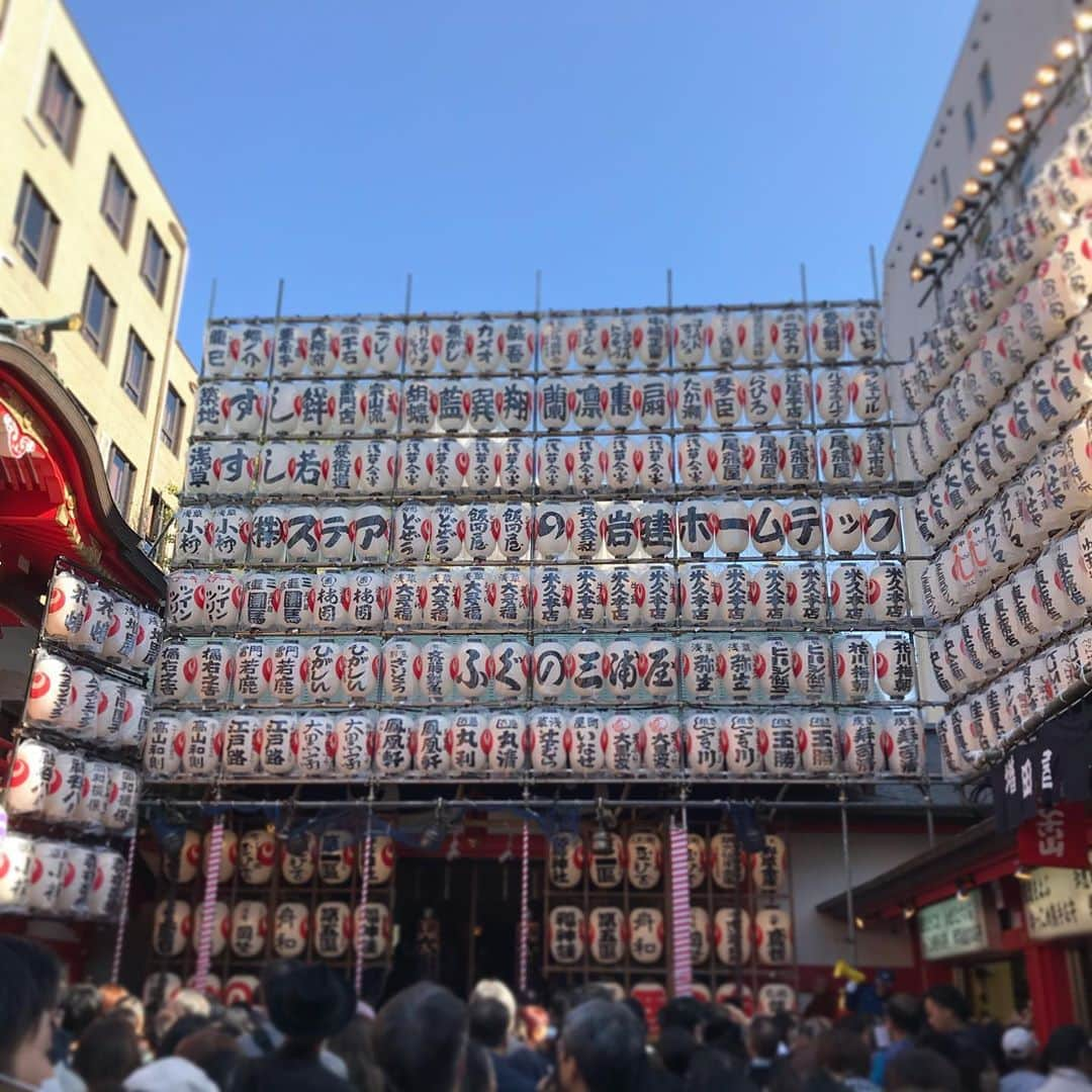 宇野薫さんのインスタグラム写真 - (宇野薫Instagram)「酉の市へ 今年も無事によし田の熊手を買えました！！ #よし田の熊手 #酉の市 #宇野薫のテーマがありすぎコーディネート #古着 #古着コーデ #ただの古着好きです #だから古着はやめられない #beams別注クラークス #バーバリートレンチ  #levis50166後期 #チャンピオンリバースウィーブ #raybantraditionals」11月8日 18時25分 - caoluno