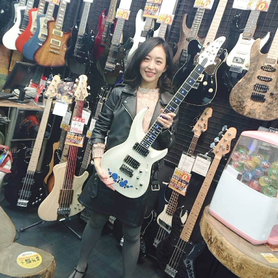 Yukiさんのインスタグラム写真 - (YukiInstagram)「ESP渋谷クラフトハウスへ！  メインギターをメンテしてもらいました。 いつもありがとうございます！  #D_Drive  #Yuki  #esp #horizon3  #shibuya」11月8日 18時18分 - d_drive_gt_yuki