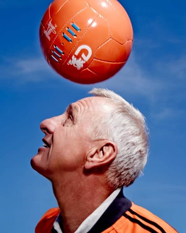ヨハン・クライフのインスタグラム：「We ❤️ this photo. Taken in 2014 by @rogerneve for an interview in the @klm inflight magazine Holland Herald.  #LinkInBio to read the full interview! #CruyffLegacy」