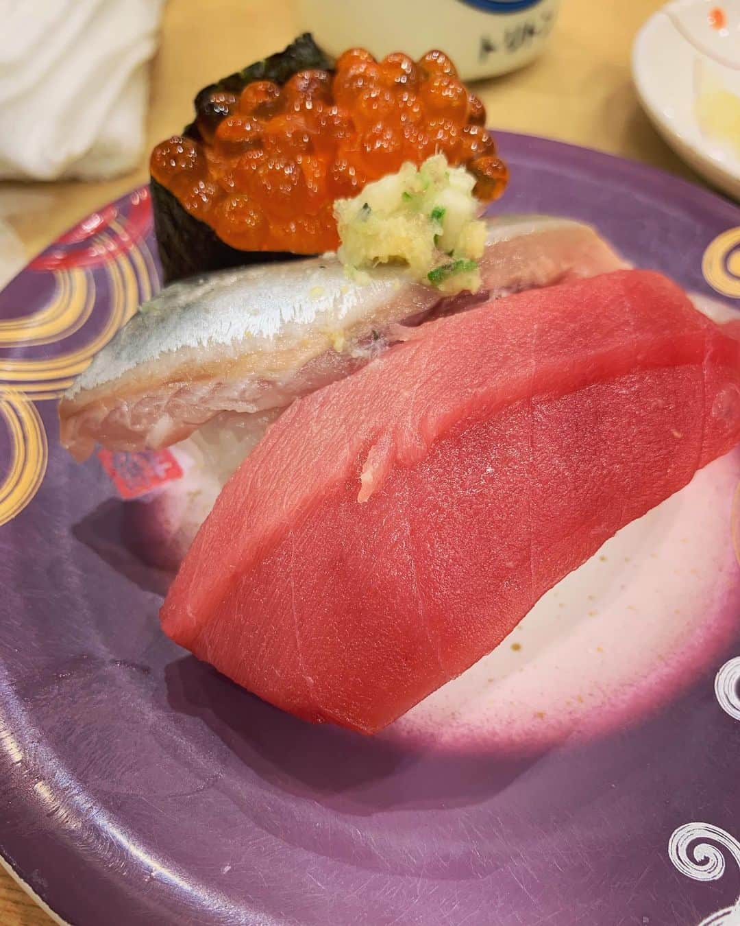 奥山レイカのインスタグラム：「回転寿司でこのクオリティ😇 やっぱりすごく美味しい！ お寿司好きだー😋💕 #トリトン #札幌 #北海道 #回転寿司 #回転寿司トリトン江別店のコスパ」