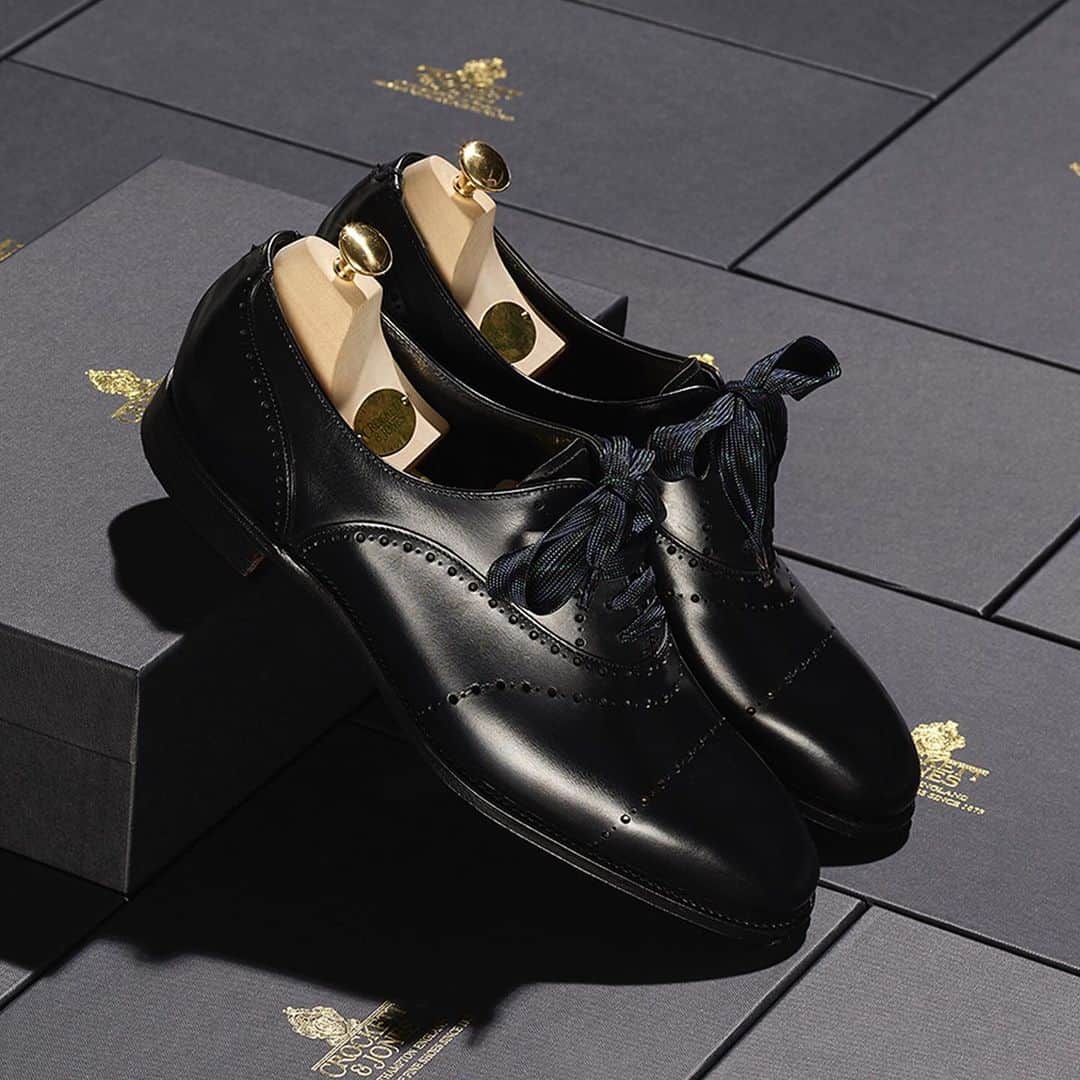 のインスタグラム：「AW19 Women’s Collection - Cora . Black Calf | Last 617 | Single Leather Sole . #crockettandjones #ladiesofcrockett #madetobeworn #newseason #AW19」