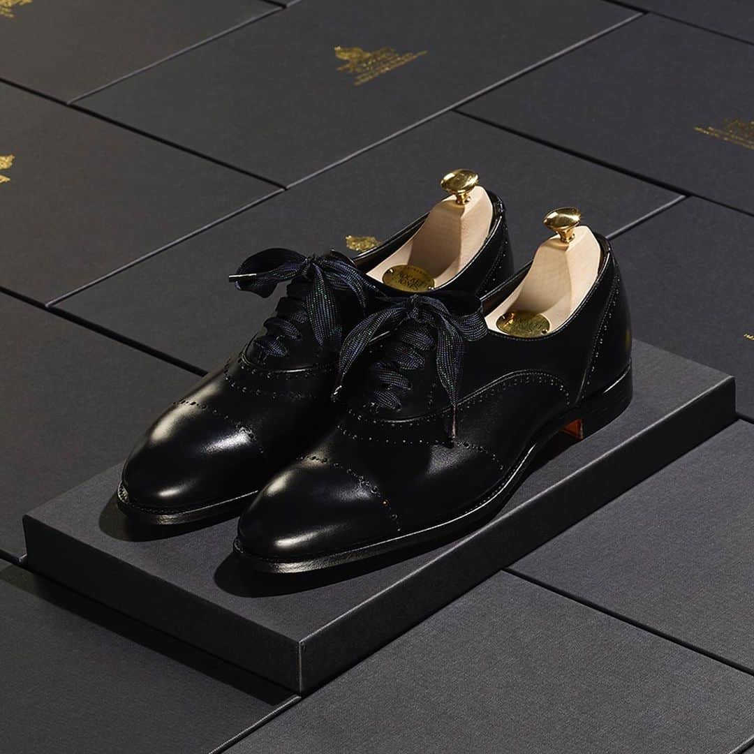 のインスタグラム：「AW19 Women’s Collection - Cora . Black Calf | Last 617 | Single Leather Sole . #crockettandjones #ladiesofcrockett #madetobeworn #newseason #AW19」
