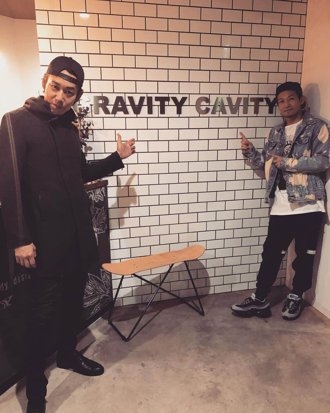 HIROYUKIさんのインスタグラム写真 - (HIROYUKIInstagram)「MASA君の地元の仲間が久屋大通でやっている「GRAVITY CAVITY」というジムでパーソルトレーニングを受けさせてもらいました✨設備も充実していて、何より部分的にしっかりとフォローしてくれたお陰で今日1回のトレーニングだけでも今後に繋がる体の修正点がはっきりと分かったのでとても良かったです。僕は骨盤の歪みの調整と胸を集中的にやったのですが明日起き上がるのが怖い。笑 是非皆さんにも行って頂きたい🕺✨ GRAVITY CAVITY→https://bdlgc.work/  #ピラティス　#ワークアウト　#gravitycavity #久屋大通」11月8日 18時35分 - brihiro