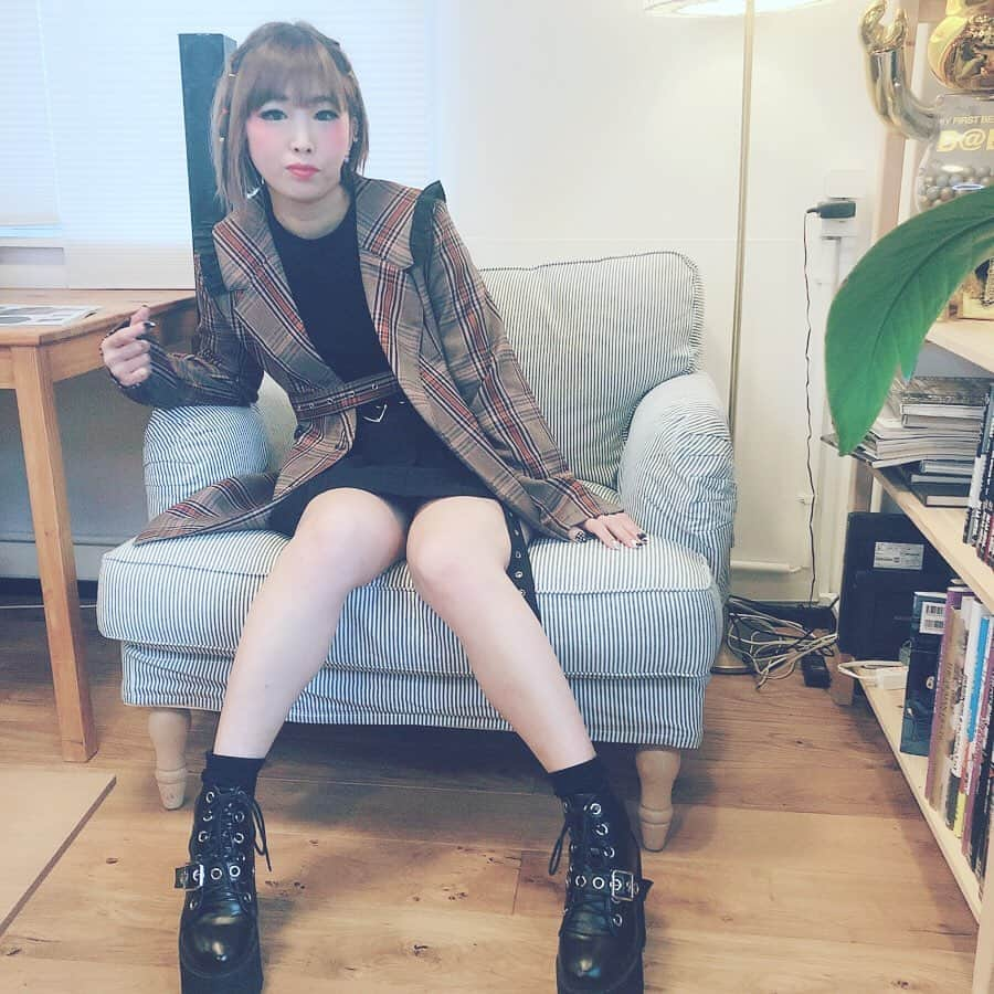 RINGOさんのインスタグラム写真 - (RINGOInstagram)「🖤🖤🖤 ストリート系以外は @onespoofficial の服しかきてないといっても過言でない☺️ 毎シーズンかわいい😍 • ✔️ジャケット #onespoofficial ✔️くつ #bubblestokyo • • #秋服 #渋谷109 #fashion #コーティネート • #凛子ーでぃねいと」11月8日 18時37分 - ringoberry