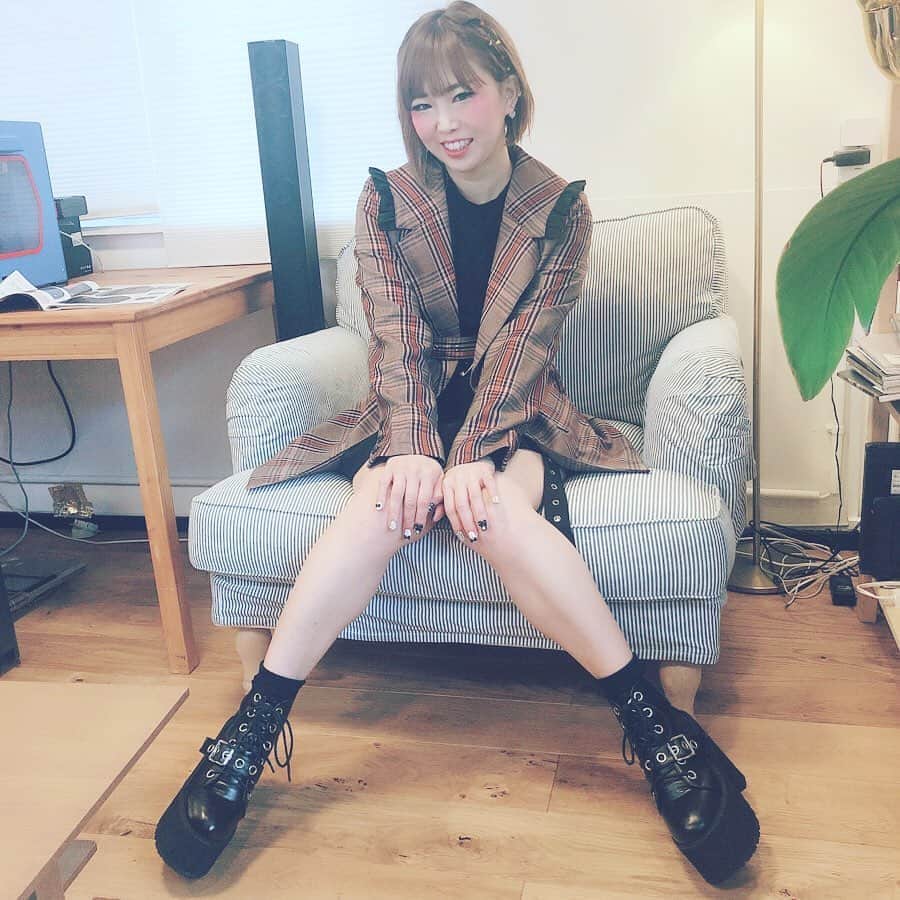RINGOのインスタグラム：「🖤🖤🖤 ストリート系以外は @onespoofficial の服しかきてないといっても過言でない☺️ 毎シーズンかわいい😍 • ✔️ジャケット #onespoofficial ✔️くつ #bubblestokyo • • #秋服 #渋谷109 #fashion #コーティネート • #凛子ーでぃねいと」