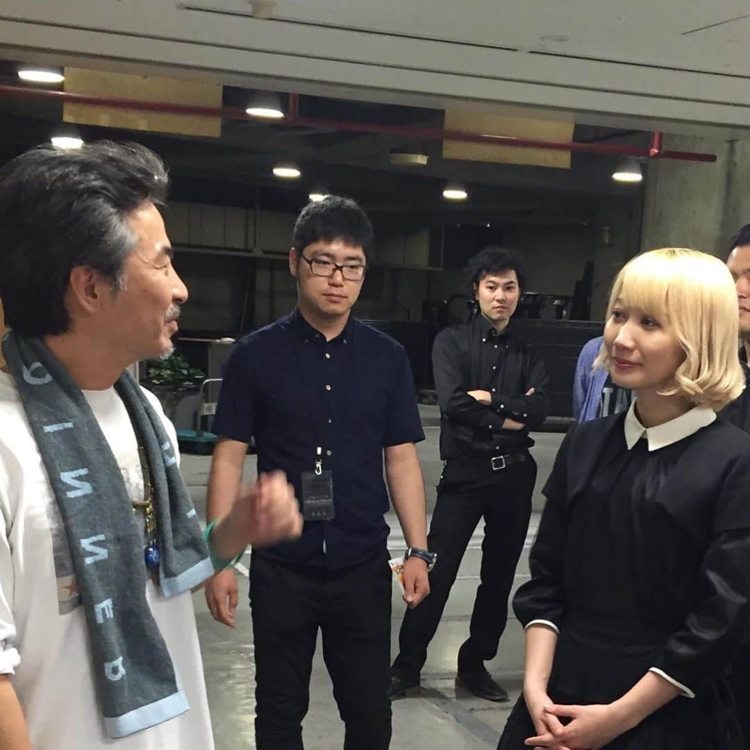 高橋歩さんのインスタグラム写真 - (高橋歩Instagram)「. . . LOVE、セカオワ！ . 最初は、父ちゃんとして、 「息子の海と、娘の空を喜ばせよう！」 ってことで、機会をもらったんだけど。 . ライブ行って、 真剣に、歌を聴いたら。。。 . マジ、しびれた。 大好きになった！ . ライブ会場で、 10代の子に混じって、 がっつり涙する、47歳！ 我ながら、痛かったか？笑 . 後日、NEW YORKの秘密のアジト、 BOHEMIANにも来てくれて、感謝！ . WORLD PEACE ! やったろうぜい。 . . #セカオワ #SEKAINOOWARI #WORLDPEACE . .」11月8日 18時39分 - takahashiayumu