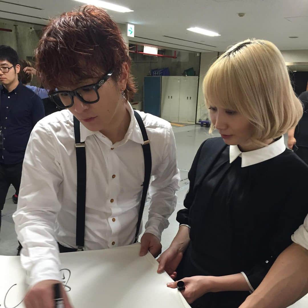 高橋歩さんのインスタグラム写真 - (高橋歩Instagram)「. . . LOVE、セカオワ！ . 最初は、父ちゃんとして、 「息子の海と、娘の空を喜ばせよう！」 ってことで、機会をもらったんだけど。 . ライブ行って、 真剣に、歌を聴いたら。。。 . マジ、しびれた。 大好きになった！ . ライブ会場で、 10代の子に混じって、 がっつり涙する、47歳！ 我ながら、痛かったか？笑 . 後日、NEW YORKの秘密のアジト、 BOHEMIANにも来てくれて、感謝！ . WORLD PEACE ! やったろうぜい。 . . #セカオワ #SEKAINOOWARI #WORLDPEACE . .」11月8日 18時39分 - takahashiayumu