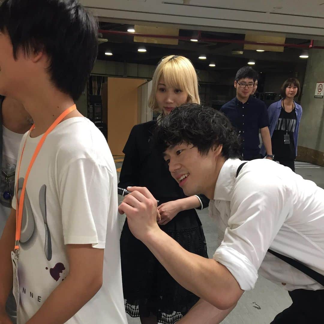 高橋歩さんのインスタグラム写真 - (高橋歩Instagram)「. . . LOVE、セカオワ！ . 最初は、父ちゃんとして、 「息子の海と、娘の空を喜ばせよう！」 ってことで、機会をもらったんだけど。 . ライブ行って、 真剣に、歌を聴いたら。。。 . マジ、しびれた。 大好きになった！ . ライブ会場で、 10代の子に混じって、 がっつり涙する、47歳！ 我ながら、痛かったか？笑 . 後日、NEW YORKの秘密のアジト、 BOHEMIANにも来てくれて、感謝！ . WORLD PEACE ! やったろうぜい。 . . #セカオワ #SEKAINOOWARI #WORLDPEACE . .」11月8日 18時39分 - takahashiayumu