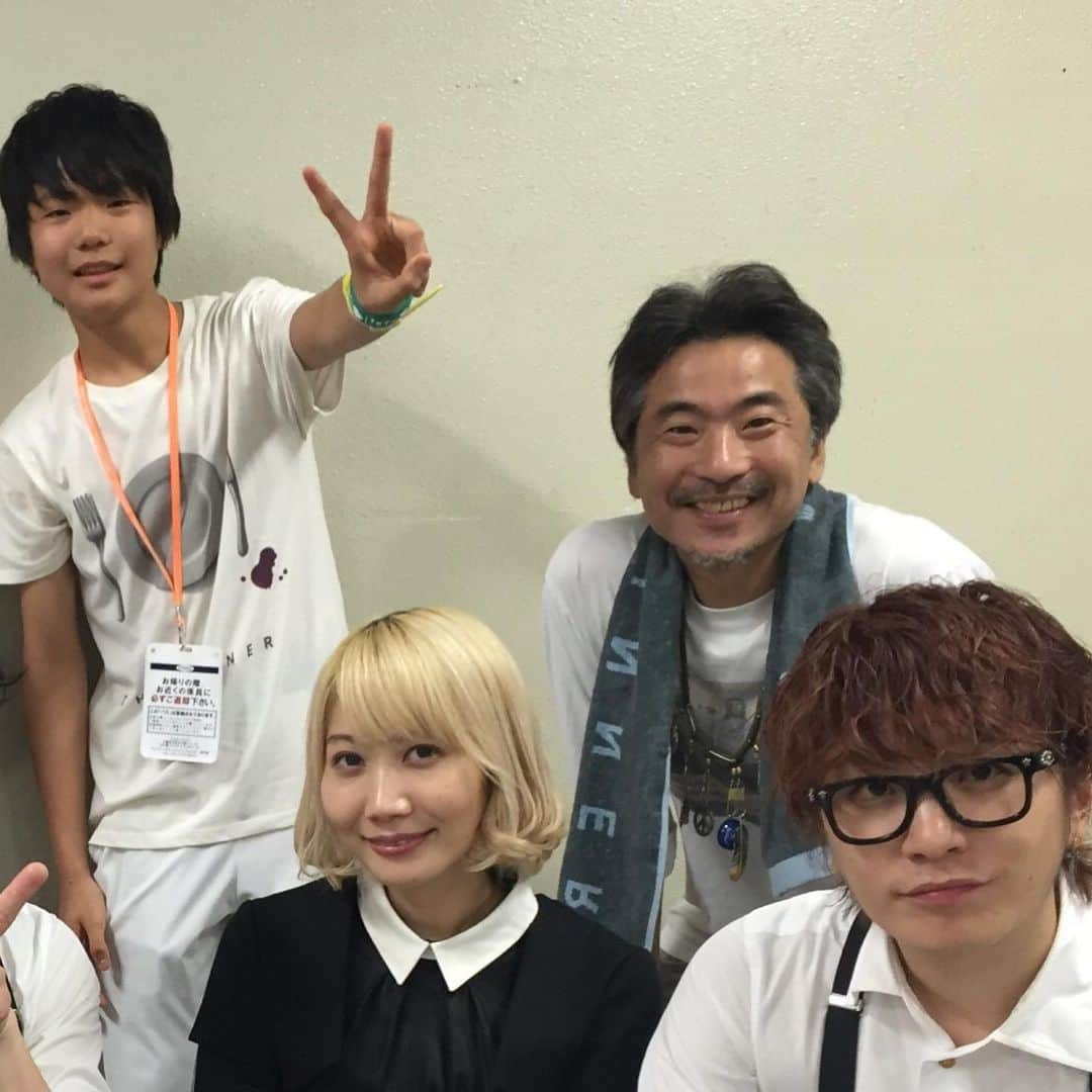 高橋歩のインスタグラム：「. . . LOVE、セカオワ！ . 最初は、父ちゃんとして、 「息子の海と、娘の空を喜ばせよう！」 ってことで、機会をもらったんだけど。 . ライブ行って、 真剣に、歌を聴いたら。。。 . マジ、しびれた。 大好きになった！ . ライブ会場で、 10代の子に混じって、 がっつり涙する、47歳！ 我ながら、痛かったか？笑 . 後日、NEW YORKの秘密のアジト、 BOHEMIANにも来てくれて、感謝！ . WORLD PEACE ! やったろうぜい。 . . #セカオワ #SEKAINOOWARI #WORLDPEACE . .」