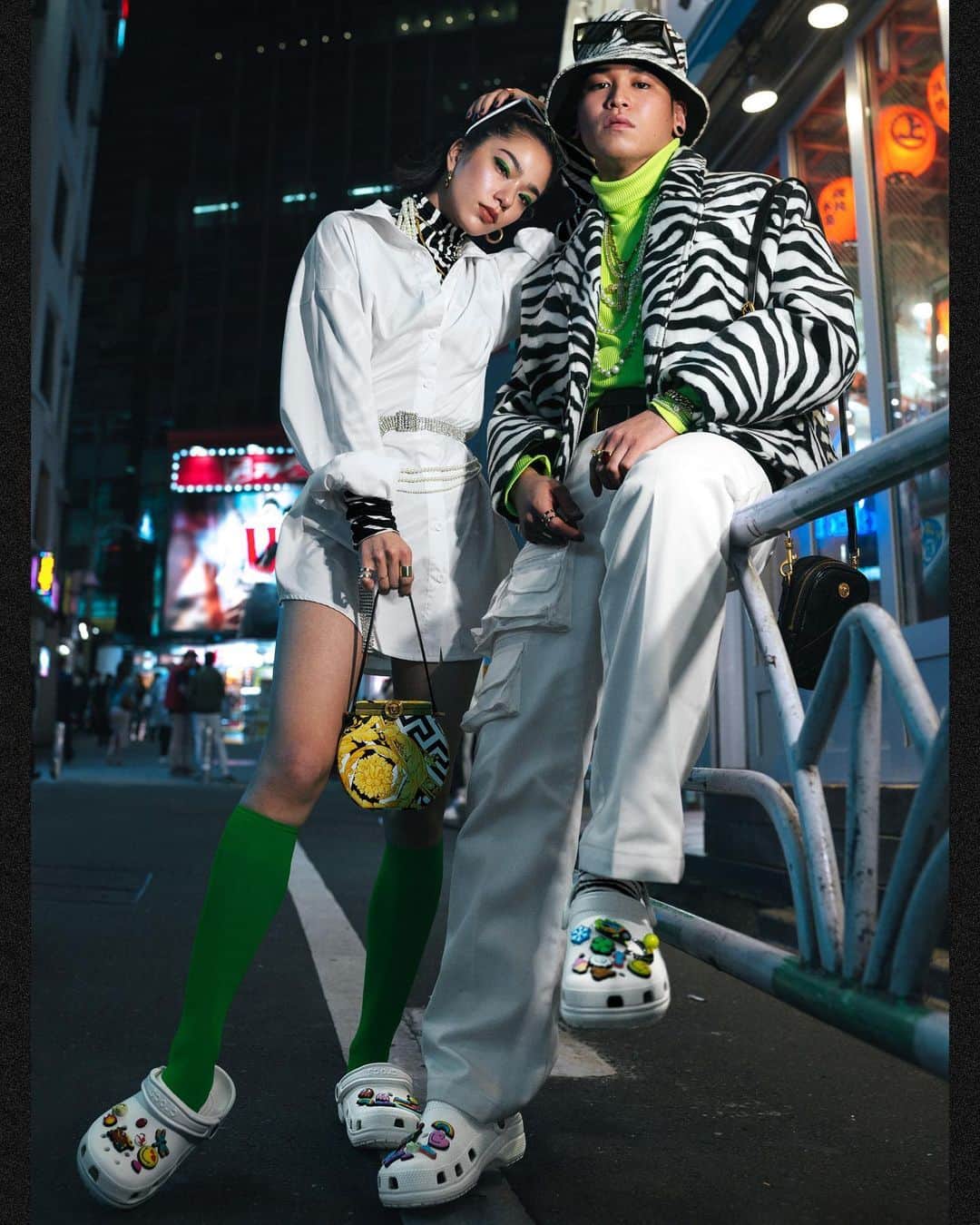 のインスタグラム：「DJとして東京のカルチャーシーンを賑わせるUNA＋MATCHAがVOGUE GIRLに登場💫ナイトアウトの相棒はポップなアレンジを加えた「クロックス」👯‍♀️🌃　#crocs #クロックス #vgpromotion ... model @unakinoco & @supercupmatcha (asobisystem) photo #akihitoigarashi(signo) makeup @nnkmakeup  video @__kaoruu」