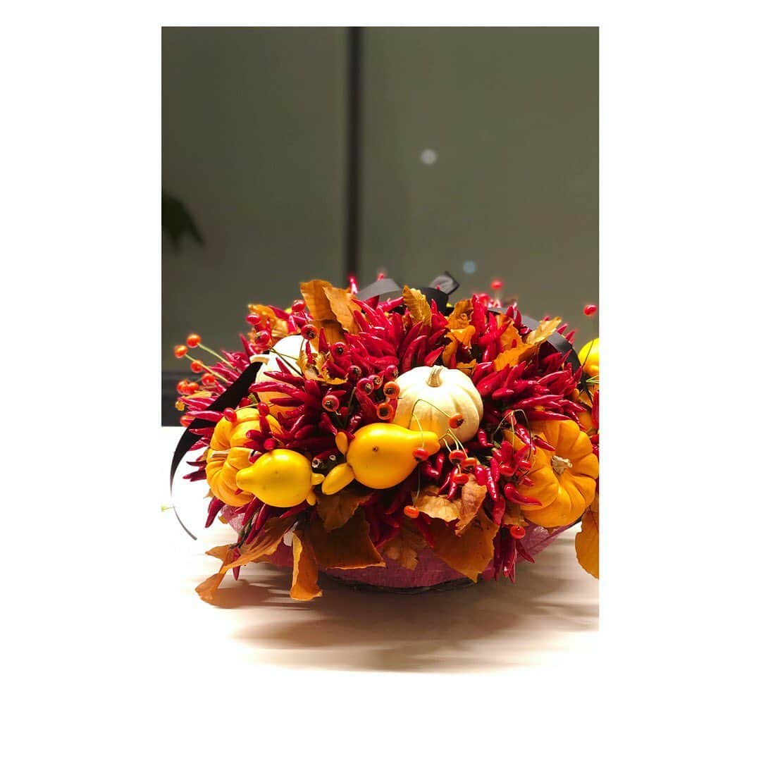 望月理恵さんのインスタグラム写真 - (望月理恵Instagram)「家のテーブルの花。 めっちゃハロウィーン🎃  #ハロウィーンで頂いたもの #長持ちしてます。 #唐辛子とかぼちゃ #食べていいんですかね🤣 #ハロウィーンどころかもう立冬」11月8日 18時52分 - mochiee28