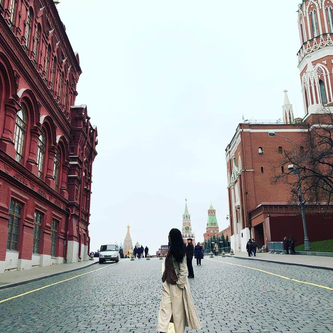 のインスタグラム：「赤の広場…への道にいます。  On the street of The Red Square.  #moscow #russia #クレムリン #世界遺産 #平和」