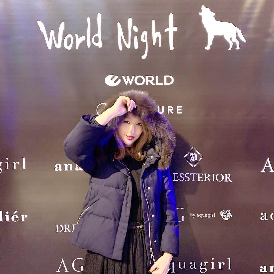 のインスタグラム：「今夜は🥂 World Night  WORLD×FOR SURE  Opening Reception Party🍾  ファッション企業「WORLD」さんが、 FOR SURE（フォーシュア）へ出店に先駆け 4ブランドのお披露目を兼ねた レセプションパーティー✨✨ 会場では 実際に試着ができたり  リアルとデジタルをシームレスに行き来するお買い物体験を楽しむことができました🛍  ケータリングもブランドロゴ入りマカロンが可愛くて美味しかった😍❤️ DJでは バチェラー3に出演されていた 中川さんが 会場を盛り上げてくれたり♬  お友達にもたくさん会え お洋服に囲まれ楽しい時間に♬  #ワールドナイト#world#forsure#party#receptionparty #dj#かっこいい #バチェラー3 #fashion#instagram#instagramjapan #instafashion  @dressterior_official  @anatelier_official  @aquagirl_official  @agbyaquagirl」