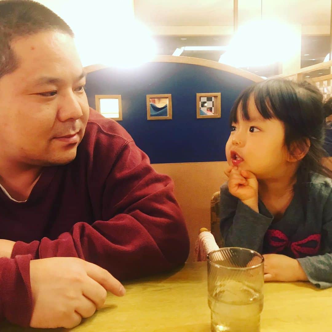 和田まんじゅうさんのインスタグラム写真 - (和田まんじゅうInstagram)「#昨日は久しぶりに家族で外食しました。 #今月の21日で3歳 #早いよね〜 #女の子から女子になってきた気がする。」11月9日 0時17分 - dawakkk