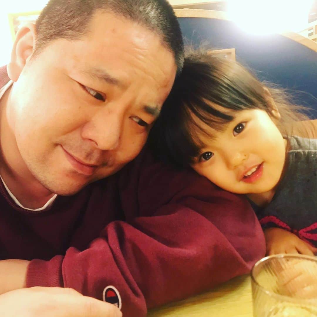 和田まんじゅうのインスタグラム：「#昨日は久しぶりに家族で外食しました。 #今月の21日で3歳 #早いよね〜 #女の子から女子になってきた気がする。」