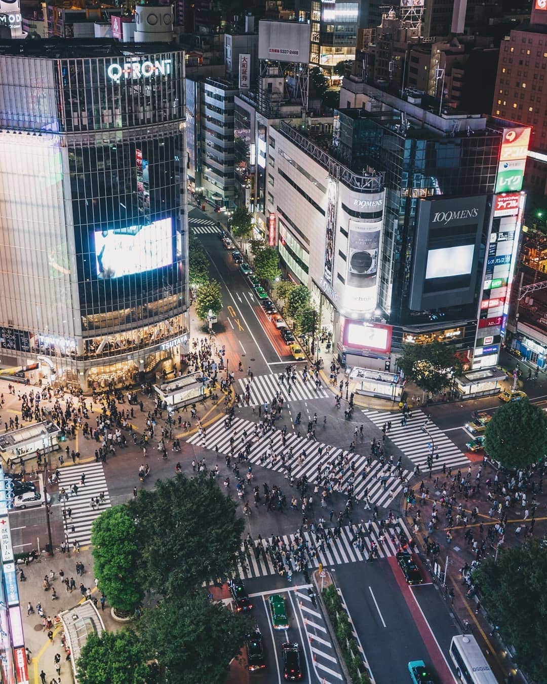 福田洋昭のインスタグラム：「渋谷スクランブルナイトライフ @tokyotokyooldmeetsnew にて20 Cheers for Tokyo開催中、みなさんもご参加ください。#TokyoTokyo #20CheersforTokyo  #nightlife tokyotokyooldmeetsnew #pr」