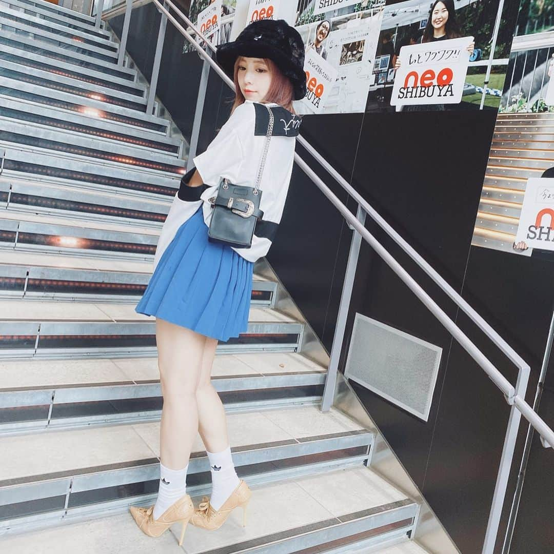 吉澤友貴さんのインスタグラム写真 - (吉澤友貴Instagram)「@pinping_official で販売する3wayバッグマジ使える❤️ 色んな持ち方したからスワイプしてみてみてね🥳 中身はチビ財布とクッションファンデとリップ2本と鍵入れてるよ🥰 ¥3680 かなりお得です💕💕 、 、 🧢: @kangol_headwear_japan 👚: @7things.official 👗: ? 👠: @yelloshoes_official」11月8日 18時56分 - yuki_yoshizawa_