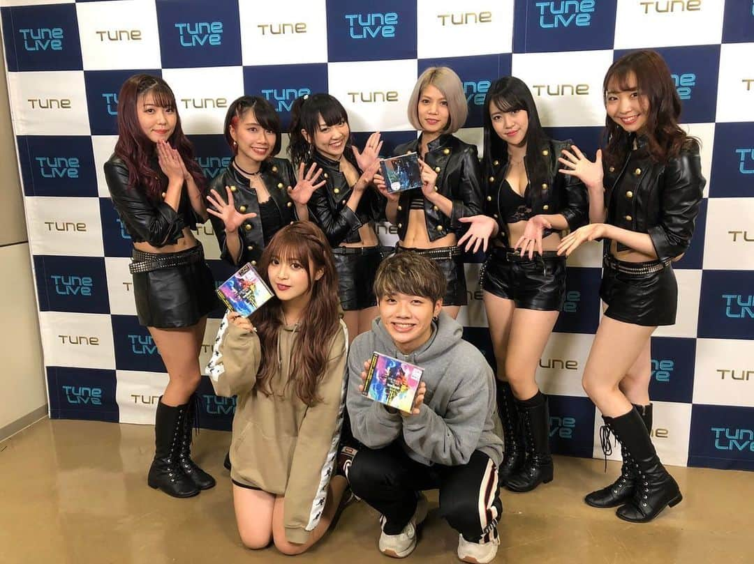 菜月アイルさんのインスタグラム写真 - (菜月アイルInstagram)「・ ・ 昨日は #tunelive2019 に オープニングアクトで出演させていただきました！！ 沢山の人に見てもらえてすごく嬉しかったし、ライブもバッチリ見学させてもらって耳の心地良さたるや！！！ ・ お写真は #まるりとりゅうが さん、 #フジテレビアナウンサー の #杉原千尋 さんと🥺 ・ ・ #candygogo #tune #tunelive #zeppdivercity  #oa #フジテレビ #音楽情報番組」11月8日 19時05分 - nazuki_airu