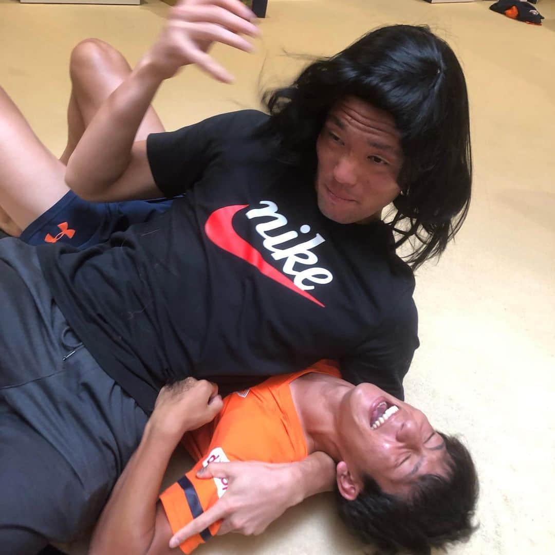 大山啓輔のインスタグラム：「. 大クセおねぇ先輩VSミスター愛想笑い少年 . #時差スタグラム #おふざけタイム #おねぇ先輩のパワー勝ち #大宮アルディージャ」