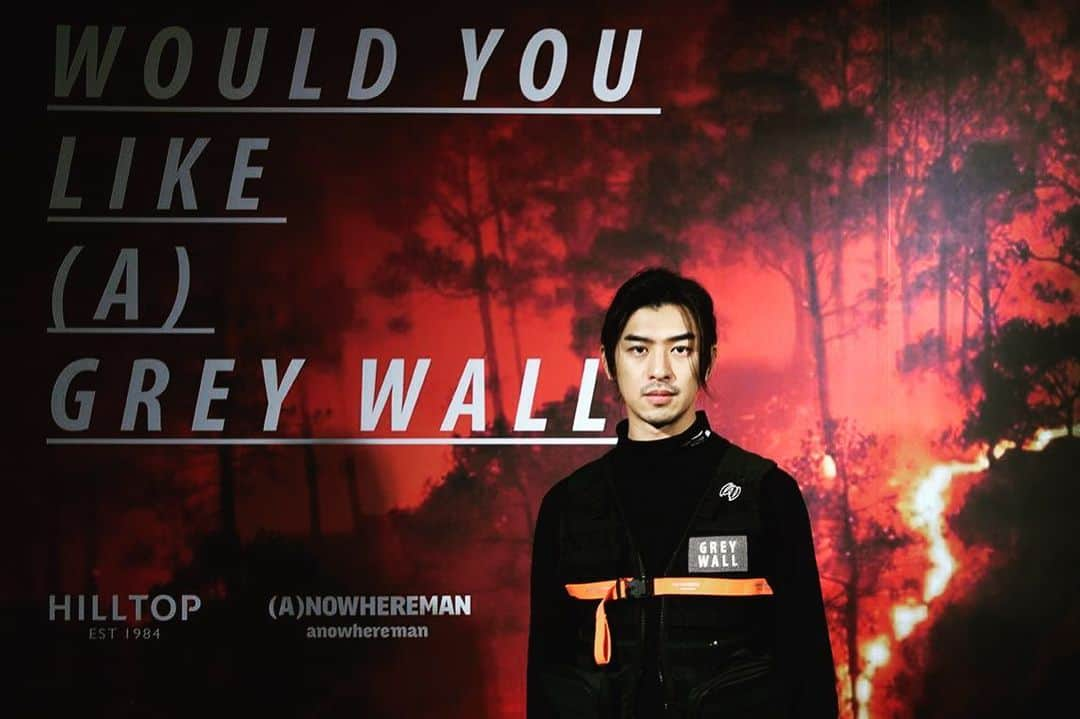 チェン・ボーリンさんのインスタグラム写真 - (チェン・ボーリンInstagram)「Would You Like (A) Grey Wall ? #GreyWall (𝐀):𝐏𝐋𝐀𝐍𝐓 𝐂𝐒𝐑 𝐠𝐫𝐞𝐞𝐧𝐢𝐧𝐠 𝐩𝐫𝐨𝐣𝐞𝐜𝐭﻿ ﻿ 我們與戶外品牌 Hilltop山頂鳥發起的植樹計畫已上線，延伸自即將釋出的”GREY WALL”系列概念，我們在飽受沙塵暴之苦的濁水溪出海口認領了一片防風林，以台灣原生樹種打造可防治沙塵暴及保育鳥類的林帶。﻿ ﻿ 即日起凡購買(A)NOWHEREMAN商品，品牌會為您種下一顆樹，並於每年品牌日回報小樹近況給參與計畫者。地球只有一個，邀請您一同與我們投入綠化的行列。﻿ ﻿ Proud to announce our CSR project (A):PLANT, which in partnership with outdoor brand Hilltop.﻿ It’s extended from our upcoming collaboration “GREY WALL”. ﻿ Focus on Air pollution and sandstorm issue. We plant a windbreak forest near the downstream of Zhoushui River. Use Taiwan native tree species to build up a sandstorm prevention and bird-conservation forest.﻿ ﻿ We plant a tree for each purchasing of (A), ﻿ and we’ll report the forest status every year.﻿ ﻿ #GreyWall #植樹計畫 #CSR #airpollution #sandstorm #沙塵暴 #慈心基金會」11月8日 19時10分 - chenbolin