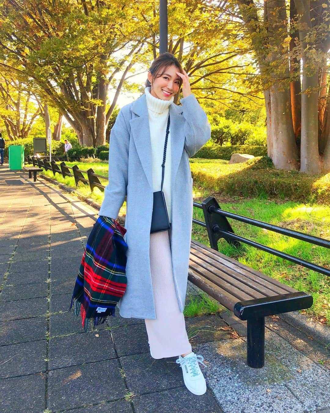 shizuka.watanabeさんのインスタグラム写真 - (shizuka.watanabeInstagram)「♡♡♡ ・ ・ 先日の公園コーデのアウターは @fifth_store  #オーバーサイズガウンコート です‼️ ・ 長めの丈で今年っぽいよね♬ ・ このコート1万円以下なんだよー そして今なら50%クーポンも出てたよ🙌 ・ ・ ・ ・ 今日は　@yoka1124 @ayan0831 と我が家でおしゃべり💗 ・ 話が止まらないね〜！！ 子供たちも仲良くなってくれて良かった💛 ・ ・ 次女がクリスマスツリーを出そうよーと、、、、、 さて〜早いけど出しますか〜🎄✨ ・ ・ ・ ・ #fifth #fifthtl #フィフス  #フェミニン　#カジュアル　#アウター　#160cm以上コーデ　#ママコーデ　#秋アウター　#きれいめコーデ　#きれいめカジュアル　#きれいめママコーデ　#女の子ママ　#姉妹ママ　#カジュアルコーデ #きれいめファッション #大人コーデ #大人カジュアル #カジュアルファッション #セットアップ #セットアップコーデ #秋冬コーデ　#秋コーデ　#오오티디 #옷스타그램 #데일리록」11月8日 19時10分 - shizuka.watanabe