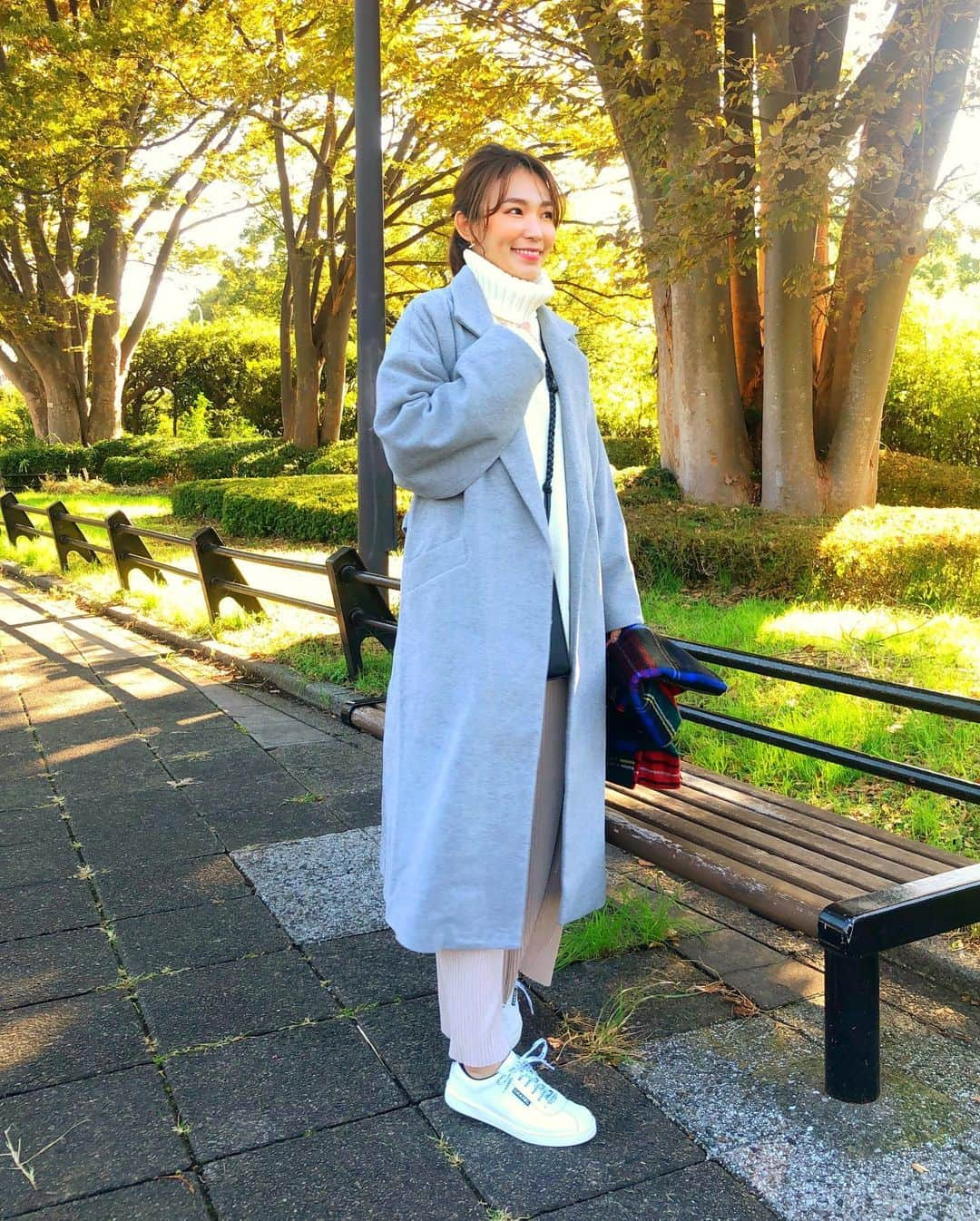 shizuka.watanabeさんのインスタグラム写真 - (shizuka.watanabeInstagram)「♡♡♡ ・ ・ 先日の公園コーデのアウターは @fifth_store  #オーバーサイズガウンコート です‼️ ・ 長めの丈で今年っぽいよね♬ ・ このコート1万円以下なんだよー そして今なら50%クーポンも出てたよ🙌 ・ ・ ・ ・ 今日は　@yoka1124 @ayan0831 と我が家でおしゃべり💗 ・ 話が止まらないね〜！！ 子供たちも仲良くなってくれて良かった💛 ・ ・ 次女がクリスマスツリーを出そうよーと、、、、、 さて〜早いけど出しますか〜🎄✨ ・ ・ ・ ・ #fifth #fifthtl #フィフス  #フェミニン　#カジュアル　#アウター　#160cm以上コーデ　#ママコーデ　#秋アウター　#きれいめコーデ　#きれいめカジュアル　#きれいめママコーデ　#女の子ママ　#姉妹ママ　#カジュアルコーデ #きれいめファッション #大人コーデ #大人カジュアル #カジュアルファッション #セットアップ #セットアップコーデ #秋冬コーデ　#秋コーデ　#오오티디 #옷스타그램 #데일리록」11月8日 19時10分 - shizuka.watanabe