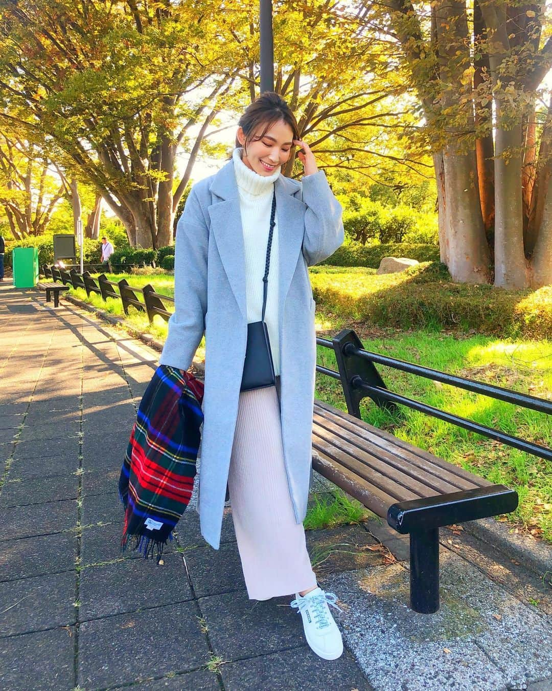 shizuka.watanabeさんのインスタグラム写真 - (shizuka.watanabeInstagram)「♡♡♡ ・ ・ 先日の公園コーデのアウターは @fifth_store  #オーバーサイズガウンコート です‼️ ・ 長めの丈で今年っぽいよね♬ ・ このコート1万円以下なんだよー そして今なら50%クーポンも出てたよ🙌 ・ ・ ・ ・ 今日は　@yoka1124 @ayan0831 と我が家でおしゃべり💗 ・ 話が止まらないね〜！！ 子供たちも仲良くなってくれて良かった💛 ・ ・ 次女がクリスマスツリーを出そうよーと、、、、、 さて〜早いけど出しますか〜🎄✨ ・ ・ ・ ・ #fifth #fifthtl #フィフス  #フェミニン　#カジュアル　#アウター　#160cm以上コーデ　#ママコーデ　#秋アウター　#きれいめコーデ　#きれいめカジュアル　#きれいめママコーデ　#女の子ママ　#姉妹ママ　#カジュアルコーデ #きれいめファッション #大人コーデ #大人カジュアル #カジュアルファッション #セットアップ #セットアップコーデ #秋冬コーデ　#秋コーデ　#오오티디 #옷스타그램 #데일리록」11月8日 19時10分 - shizuka.watanabe