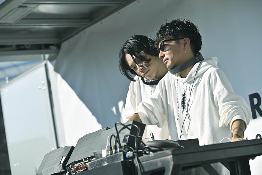 J-WAVEさんのインスタグラム写真 - (J-WAVEInstagram)「東京モーターショー J-WAVEプロデュース DJ & LIVEイベント  2019.11.04 Yuya Nara & Go Akimoto  2019年10月26日～11月4日まで「クルマ・バイク本来の楽しさ」と「未来のモビリティ社会への夢」を感じることができるイベントとして、「OPEN FUTURE」をテーマに臨海副都心エリアの複数会場で第46回東京モーターショー2019が開催されました。  J-WAVEは有明エリアと青海エリアを結ぶ全長1.5Kmにわたるモーターショーのシンボルロード「OPEN ROAD」で実施する「TOKYO MOTOR SHOW MUSIC FES'19」をプロデュース！　多彩な方を迎え会場を盛り上げました。  #東京モーターショー #東京モーターショー2019 #tms2019 #jwave #YuyaNara #goakimoto」11月8日 19時20分 - jwave813