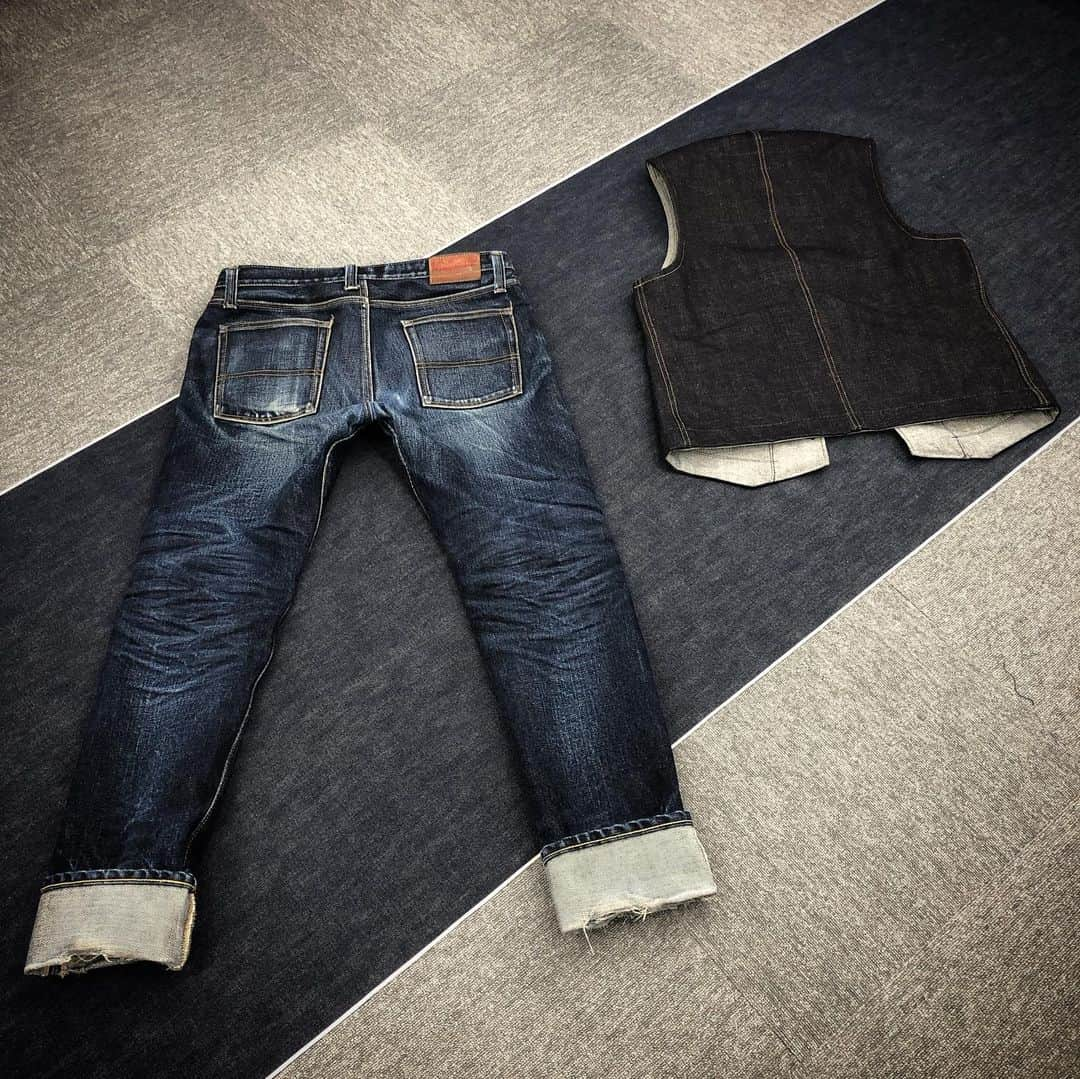 BIG JOHNさんのインスタグラム写真 - (BIG JOHNInstagram)「スタッフ👖onishi👖 23オンスジーンズ【M106G】 23オンスベスト【MT602】 穿き込みレポート👖 ジーンズ 9th湯洗い後27日👖 計411日着用👖 ベスト リジット4日着用👖 児島ジーンズストリート、ビッグジョン児島本店、大阪市南船場、ビッグジョン大阪店、祐天寺駅 西口2、ビッグジョン東京店、BIGJOHN ONLINE SHOPで好評発売中👖 @bigjohnshop @bigjohntokyo @bigjohnosaka #bigjohn #bigjohnjeans #jeans #denim #23oz #japan #okayama #kurashiki #kojima #kojima-jeans-street #jeans-street #coordinate #outfit #mystyle #denimcode #nanocolloid #nano #toughjeans #tough #selvedgejeans #selvedge #tax-freeshop #tax-free #denim-street #kurashiki-denim-street  #setouchi #ootd」11月8日 19時20分 - bigjohnjeans