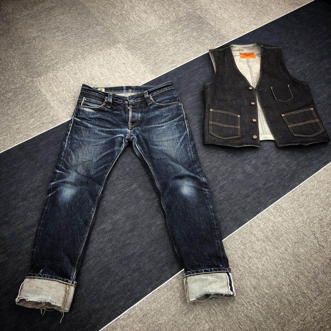 BIG JOHNさんのインスタグラム写真 - (BIG JOHNInstagram)「スタッフ👖onishi👖 23オンスジーンズ【M106G】 23オンスベスト【MT602】 穿き込みレポート👖 ジーンズ 9th湯洗い後27日👖 計411日着用👖 ベスト リジット4日着用👖 児島ジーンズストリート、ビッグジョン児島本店、大阪市南船場、ビッグジョン大阪店、祐天寺駅 西口2、ビッグジョン東京店、BIGJOHN ONLINE SHOPで好評発売中👖 @bigjohnshop @bigjohntokyo @bigjohnosaka #bigjohn #bigjohnjeans #jeans #denim #23oz #japan #okayama #kurashiki #kojima #kojima-jeans-street #jeans-street #coordinate #outfit #mystyle #denimcode #nanocolloid #nano #toughjeans #tough #selvedgejeans #selvedge #tax-freeshop #tax-free #denim-street #kurashiki-denim-street  #setouchi #ootd」11月8日 19時20分 - bigjohnjeans