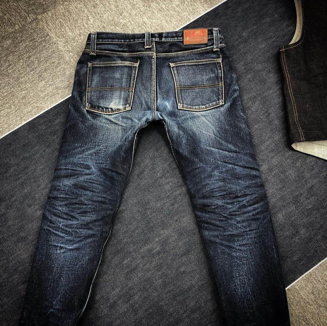 BIG JOHNさんのインスタグラム写真 - (BIG JOHNInstagram)「スタッフ👖onishi👖 23オンスジーンズ【M106G】 23オンスベスト【MT602】 穿き込みレポート👖 ジーンズ 9th湯洗い後27日👖 計411日着用👖 ベスト リジット4日着用👖 児島ジーンズストリート、ビッグジョン児島本店、大阪市南船場、ビッグジョン大阪店、祐天寺駅 西口2、ビッグジョン東京店、BIGJOHN ONLINE SHOPで好評発売中👖 @bigjohnshop @bigjohntokyo @bigjohnosaka #bigjohn #bigjohnjeans #jeans #denim #23oz #japan #okayama #kurashiki #kojima #kojima-jeans-street #jeans-street #coordinate #outfit #mystyle #denimcode #nanocolloid #nano #toughjeans #tough #selvedgejeans #selvedge #tax-freeshop #tax-free #denim-street #kurashiki-denim-street  #setouchi #ootd」11月8日 19時20分 - bigjohnjeans