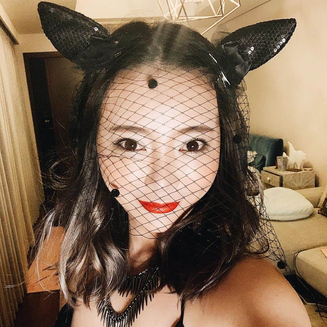 クリスティン・ウェイのインスタグラム：「Cat look #danhowell #halloweencostume #catlook」