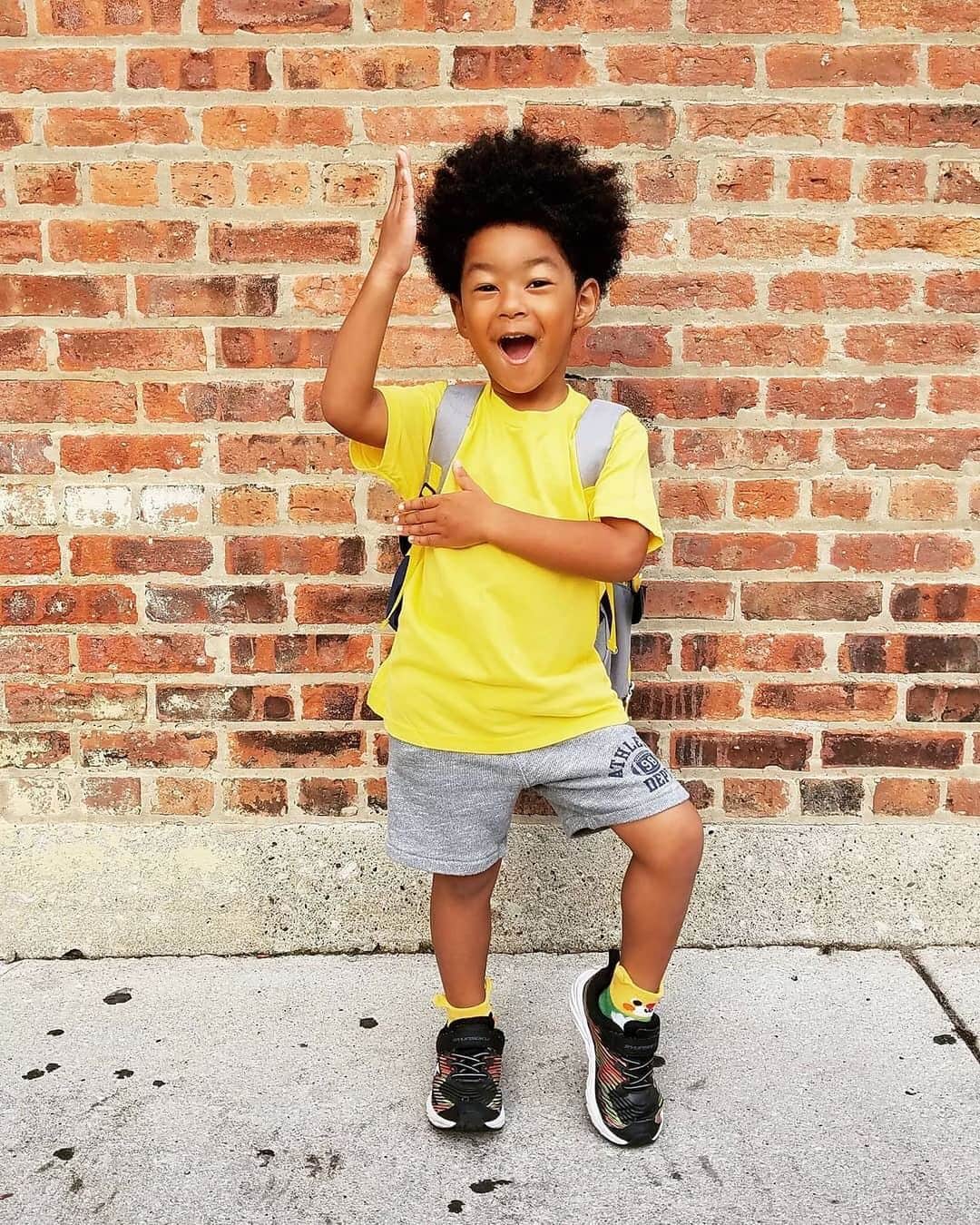 瞬足（公式）さんのインスタグラム写真 - (瞬足（公式）Instagram)「.﻿ ママ、学校行ってくるよ～🙌🌟﻿ @fufu_strong さんのお写真より📷﻿ ﻿ 大好きなイエローのTシャツ👕と靴下🧦でとってもごきげんなポーズ😆﻿ 今日もたくさん走ったり笑ったりしたかな❓﻿ ﻿ 瞬足は元気いっぱいなお子さまを足元から支えます✨﻿ ﻿ ----------------------﻿ Favorite color: Yellow 💛﻿ .﻿ 瞬足で流れ星みたいに速く走れるよ。学校行ってきまーす！﻿ #瞬足 #アキレス ﻿ ﻿ ---------------------- #瞬足 #瞬足コーデ #瞬足デビュー #syunsoku #シュンソク #運動靴 #子供靴 #kicks #kids #kidssneakers #あしもとくらぶ #キッズシューズ #キッズスニーカー #スニーカー好き #オシャレキッズ #スニーカーコーデ #キッズコーデ #子供のいる暮らし #子供と暮らす #ハーフキッズ #子育てぐらむ #スニーカー好きな人と繋がりたい #キッズモデル #4歳 #男の子コーデ #ig_kids #kidsfashion #男の子 #元気いっぱい」11月8日 19時23分 - syunsoku_official