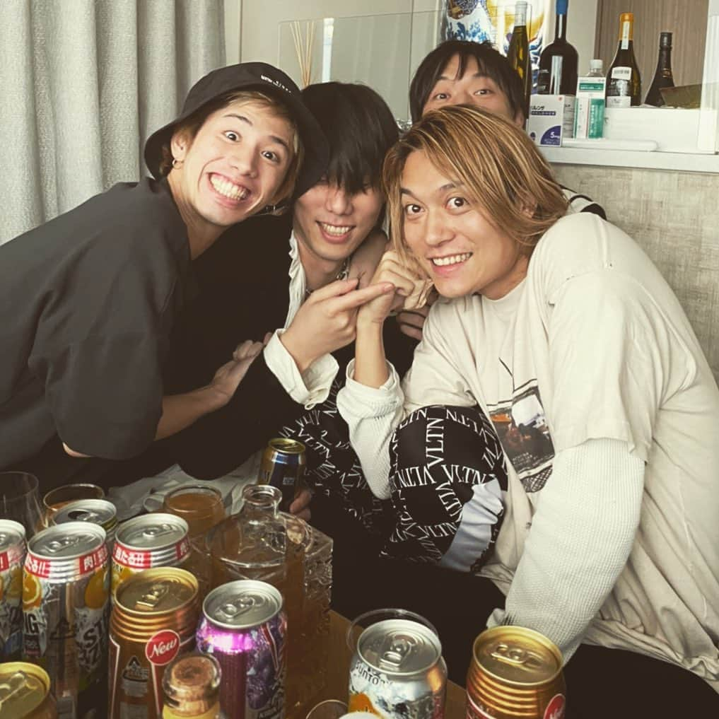 Taka さんのインスタグラム写真 - (Taka Instagram)「打ち上げ。謎にRADと。 @oneokrockofficial @radwimps_jp @toru_10969 @yoji_noda @kuwakuwakuwakuwa0404」11月8日 19時27分 - 10969taka