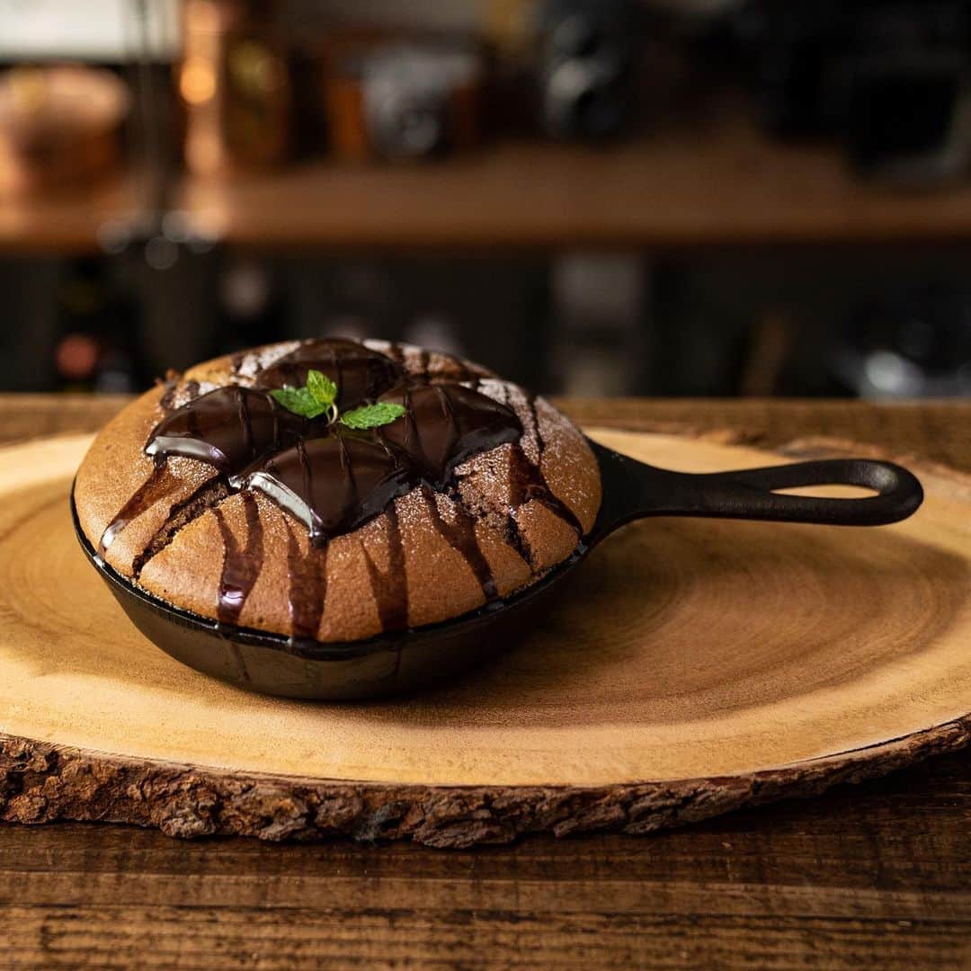 チョコレートカカオさんのインスタグラム写真 - (チョコレートカカオInstagram)「YouTube "Chocolate Cacao" 【孤独のグルメアレンジ】 クレイジーなカステラパンケーキ・ショコラ ∴∵ゞ(´ω`*)♪ Fluffy Chocolate sponge pancake baked Skillet  YouTube https://youtu.be/9vZxR0ZMJkk  #Youtube #youtuber #お菓子 #ASMR #foodie #chocolate #foodpics #instafood #dessertporn #foodporn #レシピ #スイーツ #yummy #recipe #手作りお菓子 #howtomake #カステラパンケーキ #孤独のグルメ #ガナッシュ #pancake #spongecake #アレンジレシピ #スキレット #ぐりとぐらのパンケーキ #ganache #スキレットパンケーキ #commacoffee #チョコレート #Skillet」11月8日 19時29分 - chocolate_cacao_seijin
