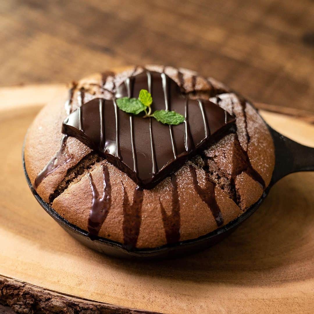 チョコレートカカオさんのインスタグラム写真 - (チョコレートカカオInstagram)「YouTube "Chocolate Cacao" 【孤独のグルメアレンジ】 クレイジーなカステラパンケーキ・ショコラ ∴∵ゞ(´ω`*)♪ Fluffy Chocolate sponge pancake baked Skillet  YouTube https://youtu.be/9vZxR0ZMJkk  #Youtube #youtuber #お菓子 #ASMR #foodie #chocolate #foodpics #instafood #dessertporn #foodporn #レシピ #スイーツ #yummy #recipe #手作りお菓子 #howtomake #カステラパンケーキ #孤独のグルメ #ガナッシュ #pancake #spongecake #アレンジレシピ #スキレット #ぐりとぐらのパンケーキ #ganache #スキレットパンケーキ #commacoffee #チョコレート #Skillet」11月8日 19時29分 - chocolate_cacao_seijin