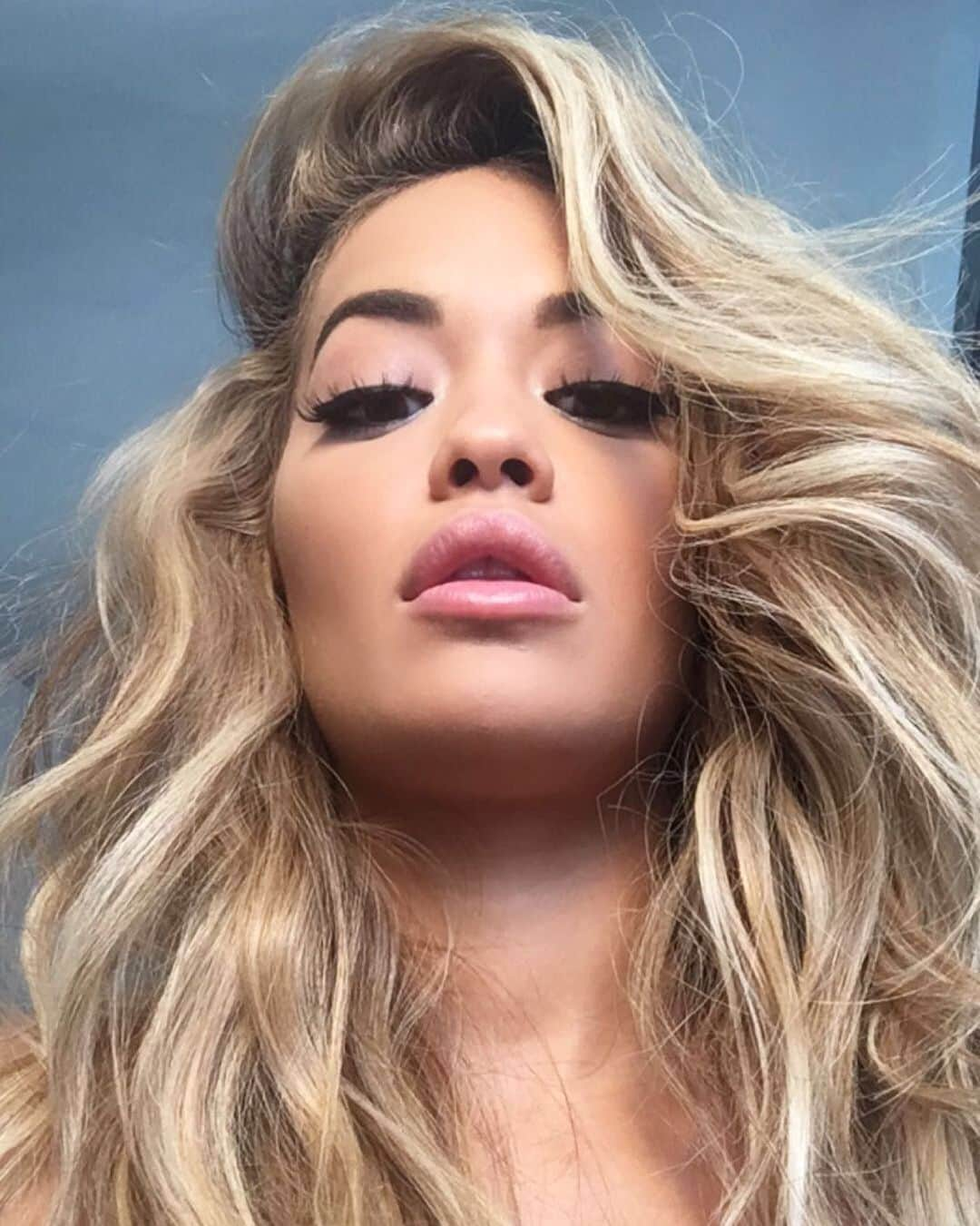 リタ・オラさんのインスタグラム写真 - (リタ・オラInstagram)「I want this hair back. Should I?? Hmmmmm」11月8日 19時30分 - ritaora