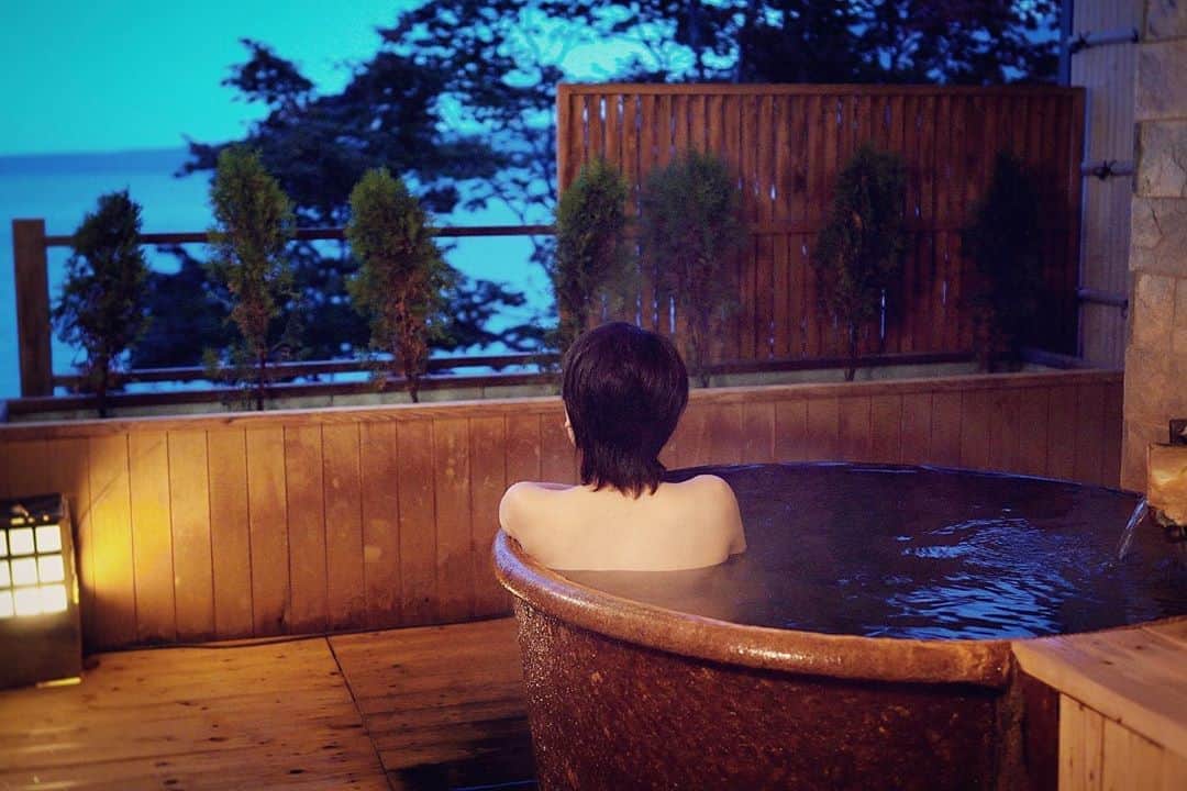 スーパーナブラさんのインスタグラム写真 - (スーパーナブラInstagram)「． ． この写真は北海道の支笏湖の温泉ですが つい先日も富山県の温泉に行ってきました やっぱり温泉はたまらないですね😊！ ． 🍜おしらせ🍜 北海道の温泉旅行と船旅の物語を YouTubeに投稿しております ． YouTubeをはじめたきっかけも 動画のなかで紹介しているので よければ見てください✨ ． 1年前の投稿覚えてくれてる人いますか？ 支笏湖の波がきれいに表示されなくて たくさん相談に乗ってもらいましたね！ あの時からもうすぐ1年が経ちます😳 ． YouTubeからスーパーナブラで検索か Instagramの自己紹介欄中のURLから みてもらえたらうれしいです💕 ． #北海道#温泉#登別#秘湯#札幌 #東北#風景#海#温泉#旅館#ホテル#和食 #グルメ#露天風呂#GW#車中泊 #景色#釣り#ブラックバス#マグロ #発見#おでかけ#女子旅#ツーリング#魚 #自然#釣り#釣りガール#YouTube#旅」11月8日 19時32分 - supernabura