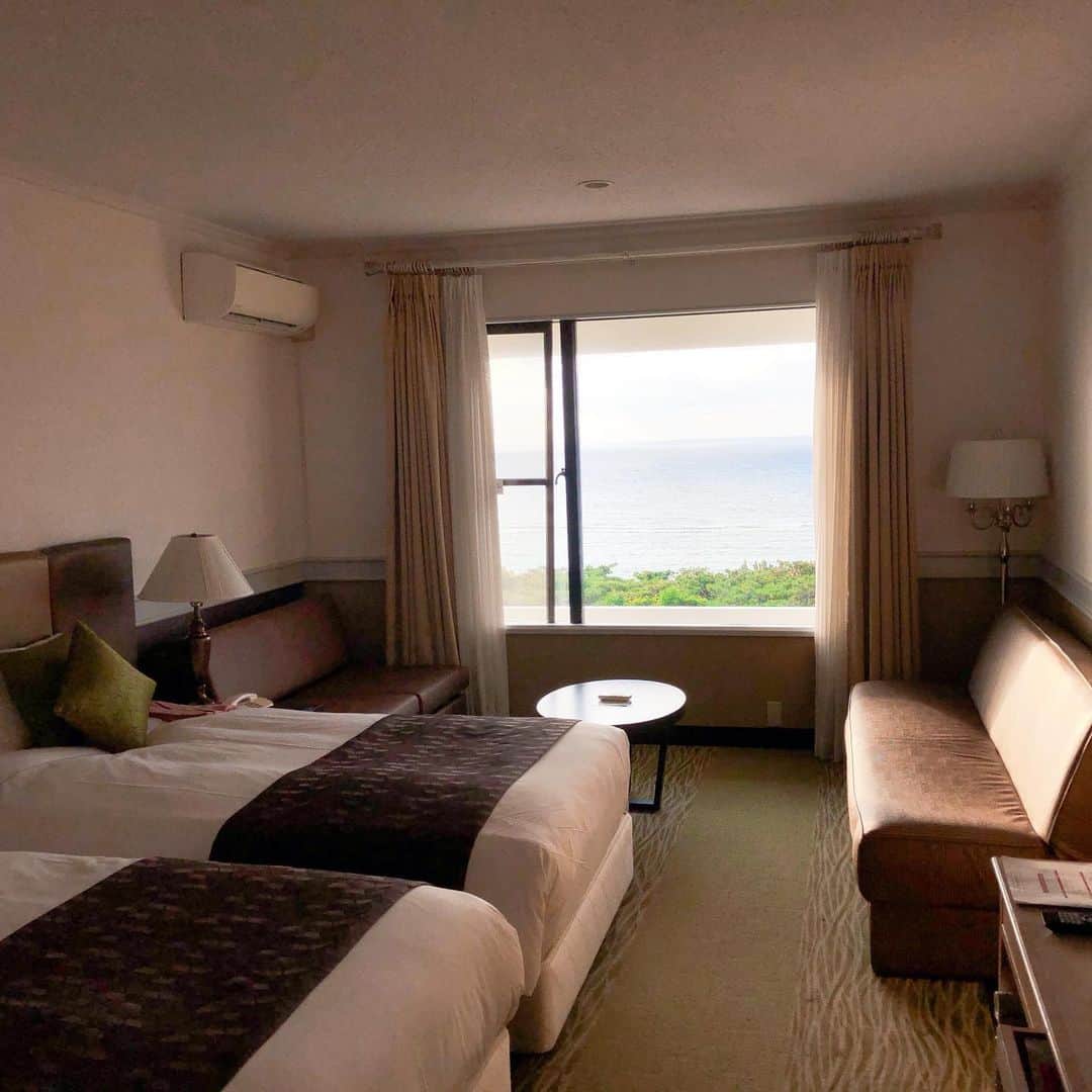 センチュリオンホテル&リゾートヴィンテージ沖縄美ら海さんのインスタグラム写真 - (センチュリオンホテル&リゾートヴィンテージ沖縄美ら海Instagram)「ハイサーイ😊 皆様、 いかがお過ごしでしょうか？  本日は本館のスーペリアオーシャンビューの ルームをご案内させていただきます。 海が見えるきれいなビューでございます。 部屋で見れるエメラルドビーチ⛱ いかがでしょうか?  皆様のご来館 心よりお待ちしております🙇‍♀️ . . . #センチュリオンホテル  #沖縄 #美ら海  #centurionhotel  #okinawa #churaumi」11月8日 19時33分 - centurionhotel_okinawachuraumi