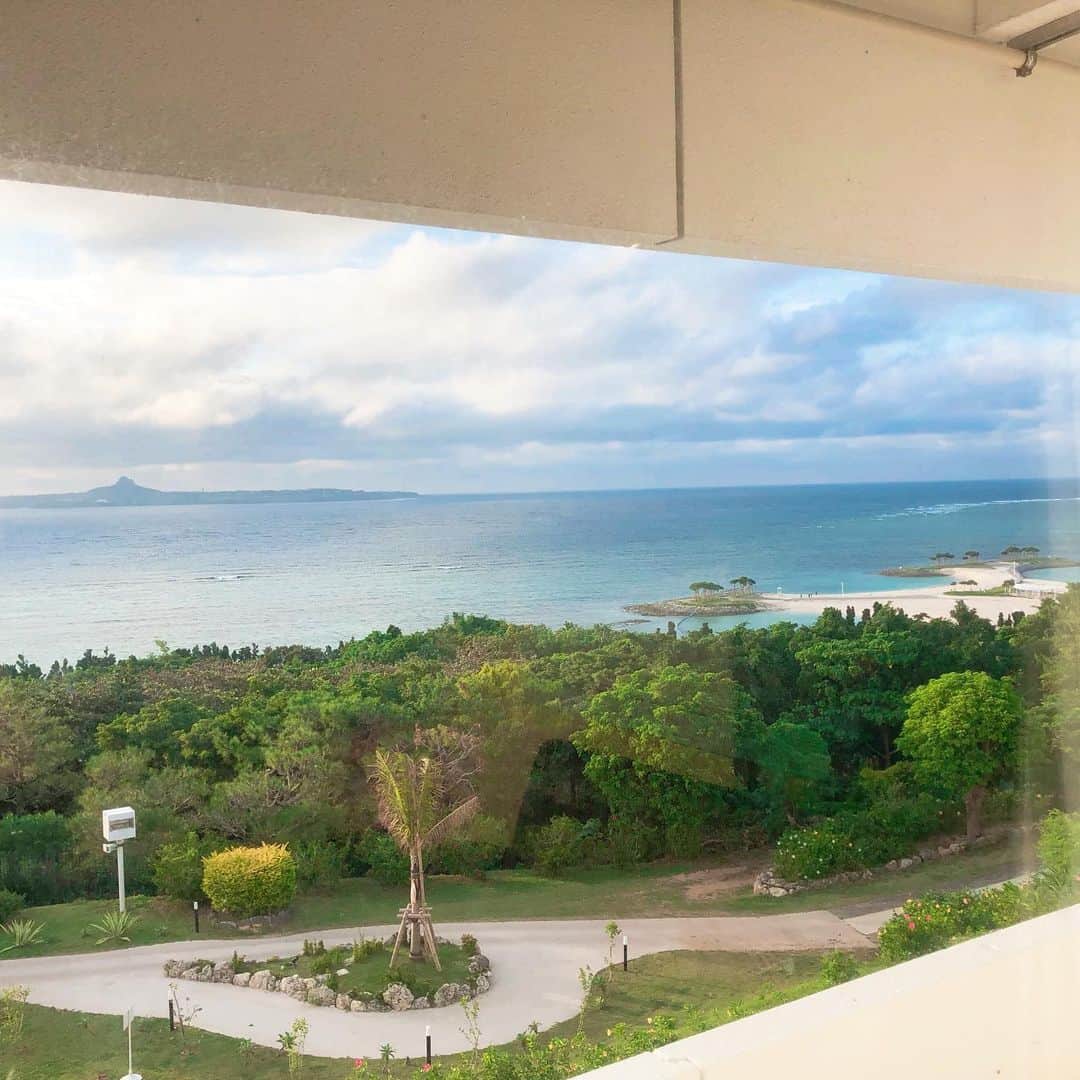 センチュリオンホテル&リゾートヴィンテージ沖縄美ら海のインスタグラム：「ハイサーイ😊 皆様、 いかがお過ごしでしょうか？  本日は本館のスーペリアオーシャンビューの ルームをご案内させていただきます。 海が見えるきれいなビューでございます。 部屋で見れるエメラルドビーチ⛱ いかがでしょうか?  皆様のご来館 心よりお待ちしております🙇‍♀️ . . . #センチュリオンホテル  #沖縄 #美ら海  #centurionhotel  #okinawa #churaumi」
