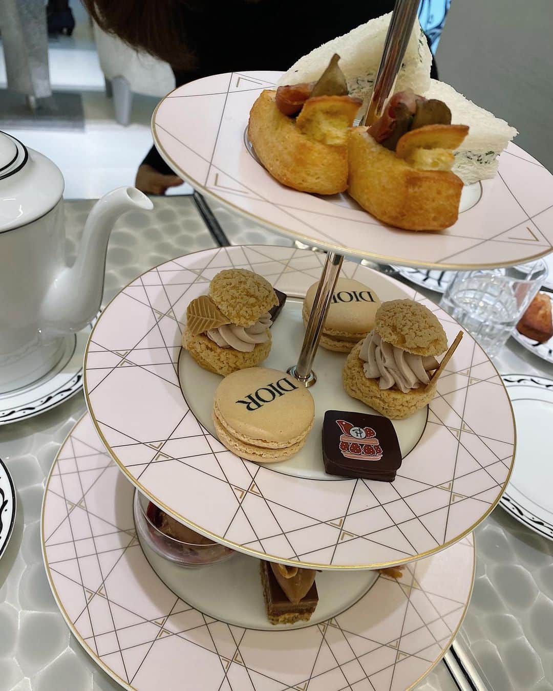翁安芸さんのインスタグラム写真 - (翁安芸Instagram)「Afternoon tea at Cafe Dior in Ginza☕️❤️ アメリカから来ている友人と母と久しぶりにGinza Sixへ行き、お買い物の休憩に行ってみたかった東京のDiorカフェでアフタヌーンティー✨　ピエールエルメの美味しいスイーツと紅茶をいただきました🥰　#Dior #Cafedior #PierreHerme #Diormaison」11月8日 19時37分 - akinyc