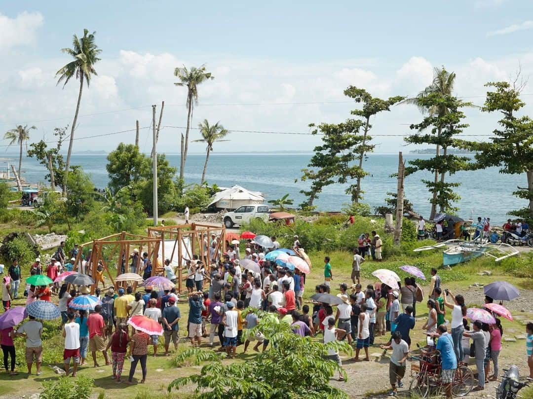 のインスタグラム：「Photo by Simon Roberts @simoncroberts | Charity staff demonstrate shelter construction techniques to communities in the city of Tacloban, Philippines, affected by Typhoon Haiyan. Each year, natural disasters damage or destroy the homes of hundreds of thousands of people worldwide. On November 8, 2013, Typhoon Haiyan wreaked havoc across much of the central Philippines. In the city of Tacloban, thousands of people were killed when the storm surge destroyed dwellings.  #typhoonhaiyan #taclobancity」